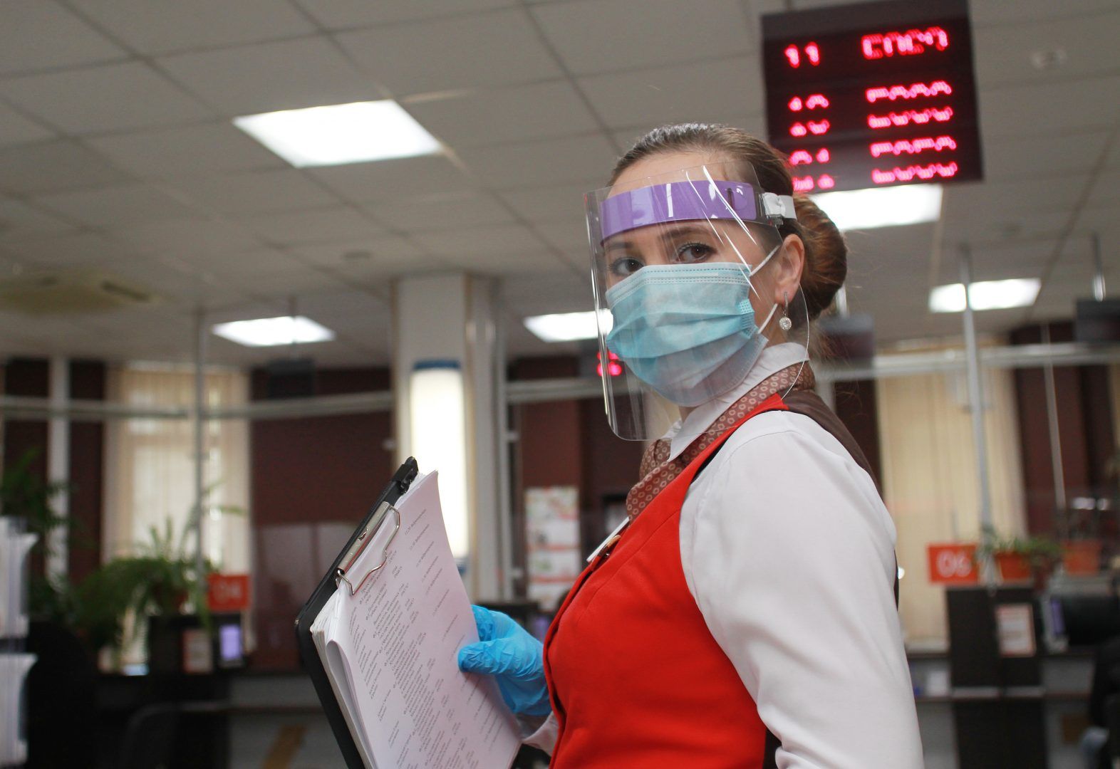В помещениях продолжает действовать масочно-перчаточный режим. Фото: Наталия Нечаева
