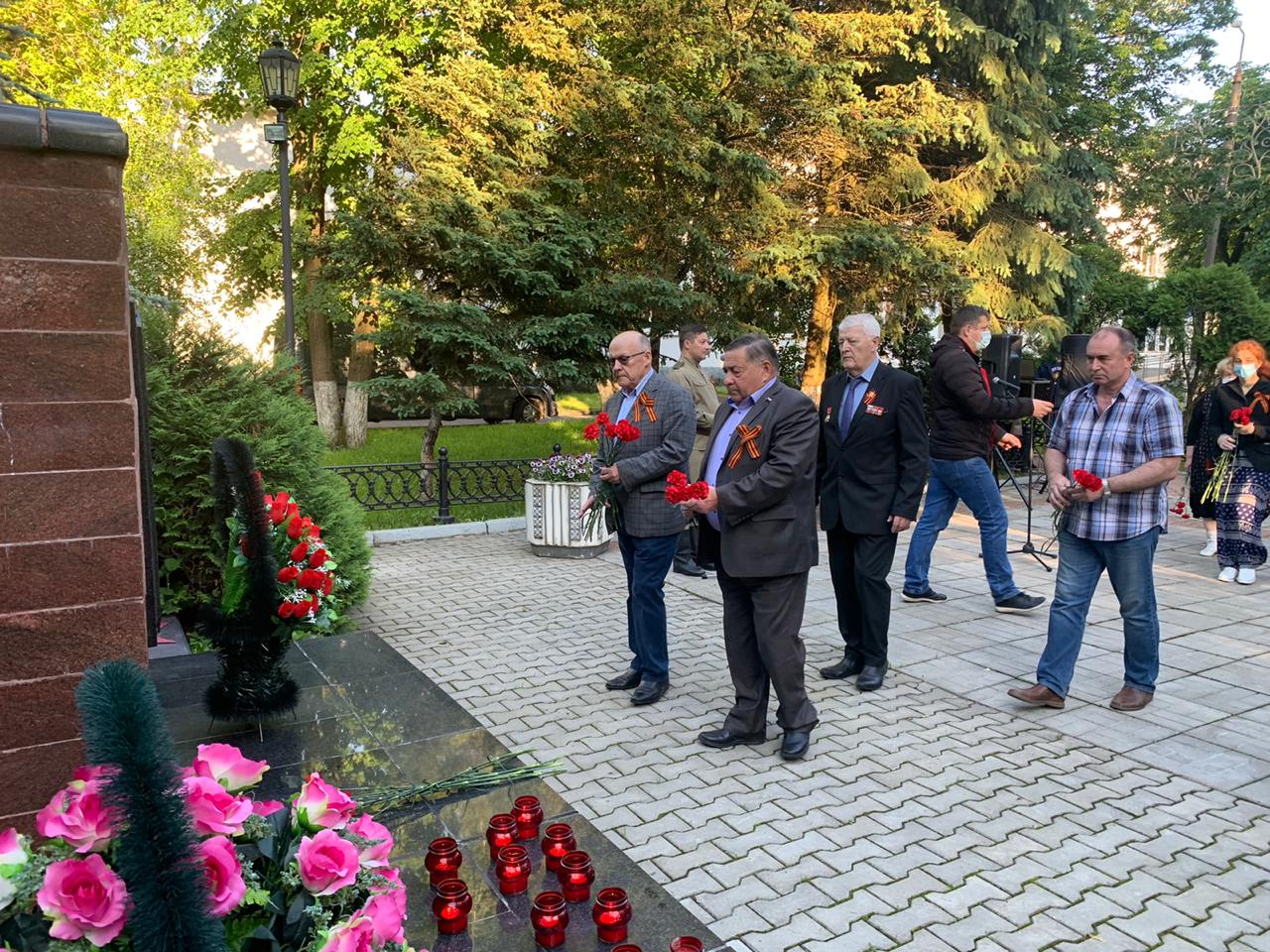 Торжественное возложение цветов к памятнику героям войны состоялось в Десеновском