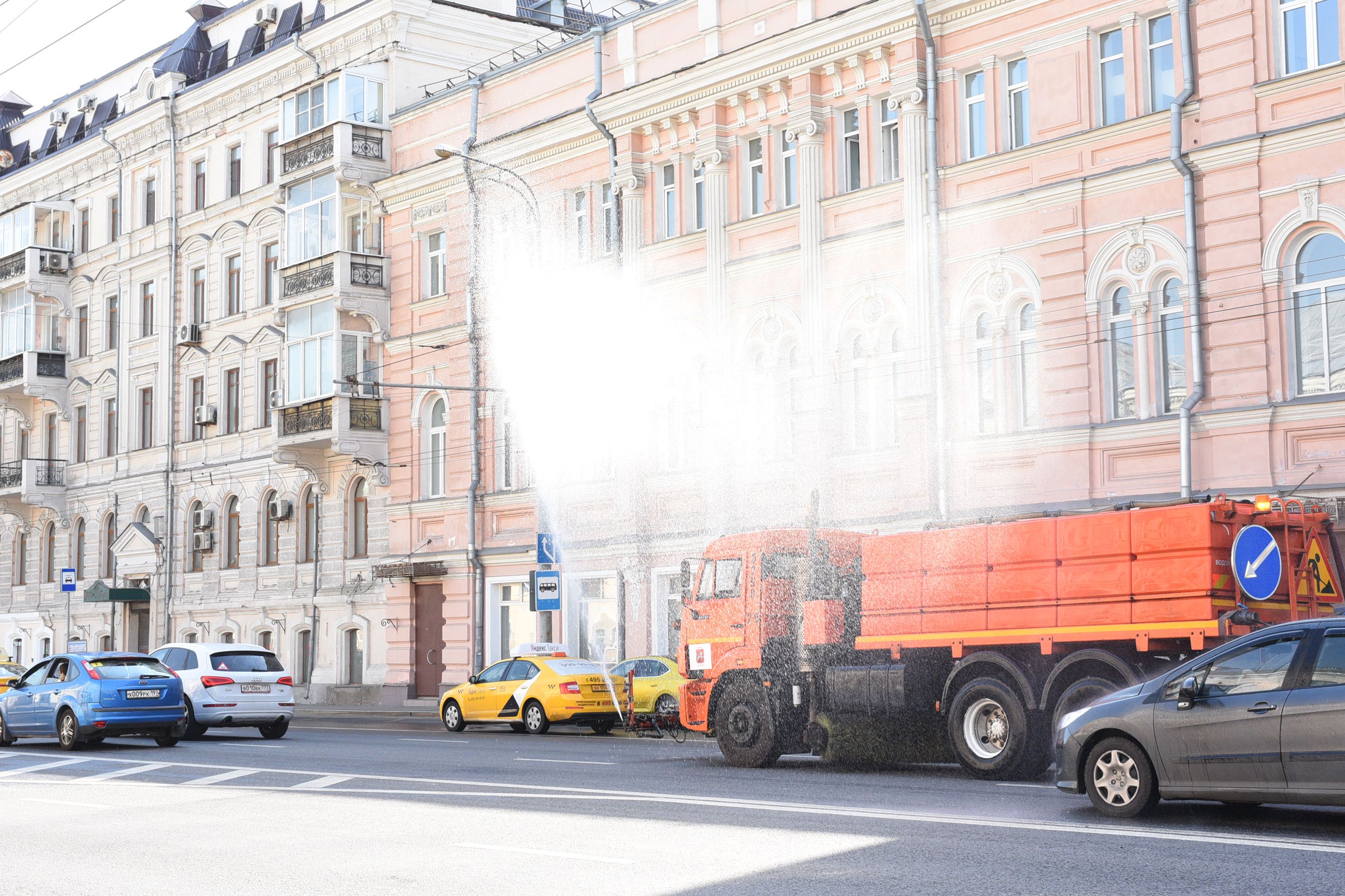 Московские дороги поливают каждые три часа из-за жары