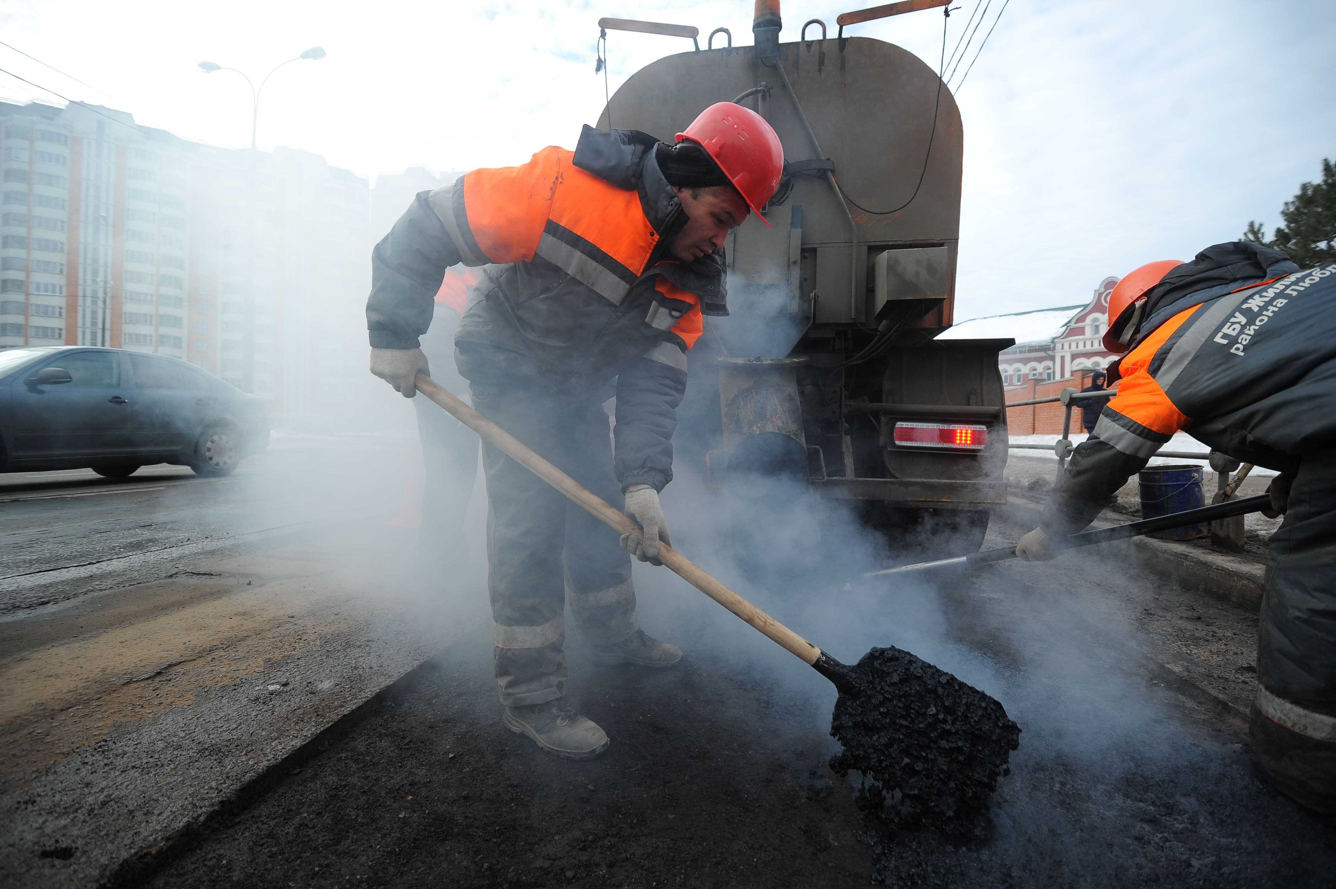 Две бригады рабочих вновь приступили к ремонту дороги в Рязановском
