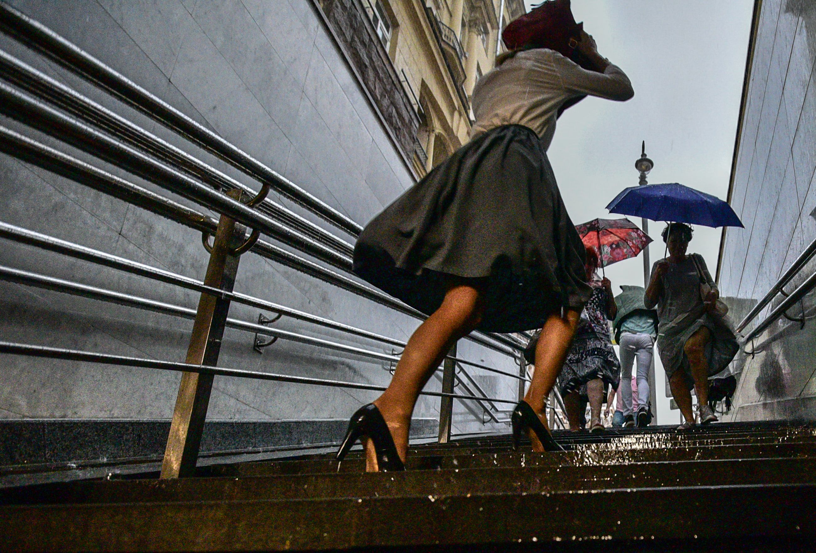 Зонт - лучший атрибут пешехода. Фото: Пелагия Замятина