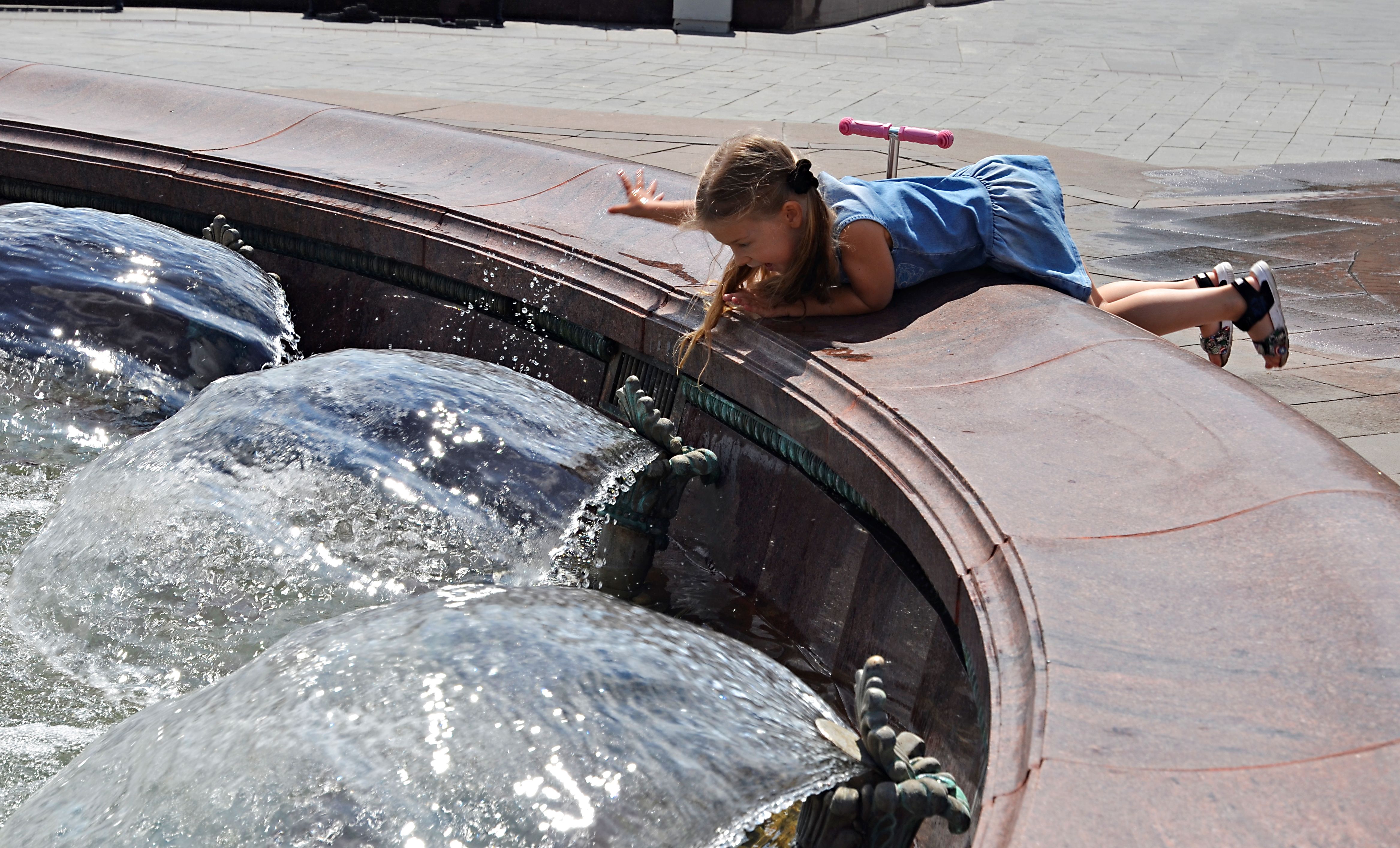 Вода стала стильным элементом городского благоустройства. Фото: Анна Быкова 