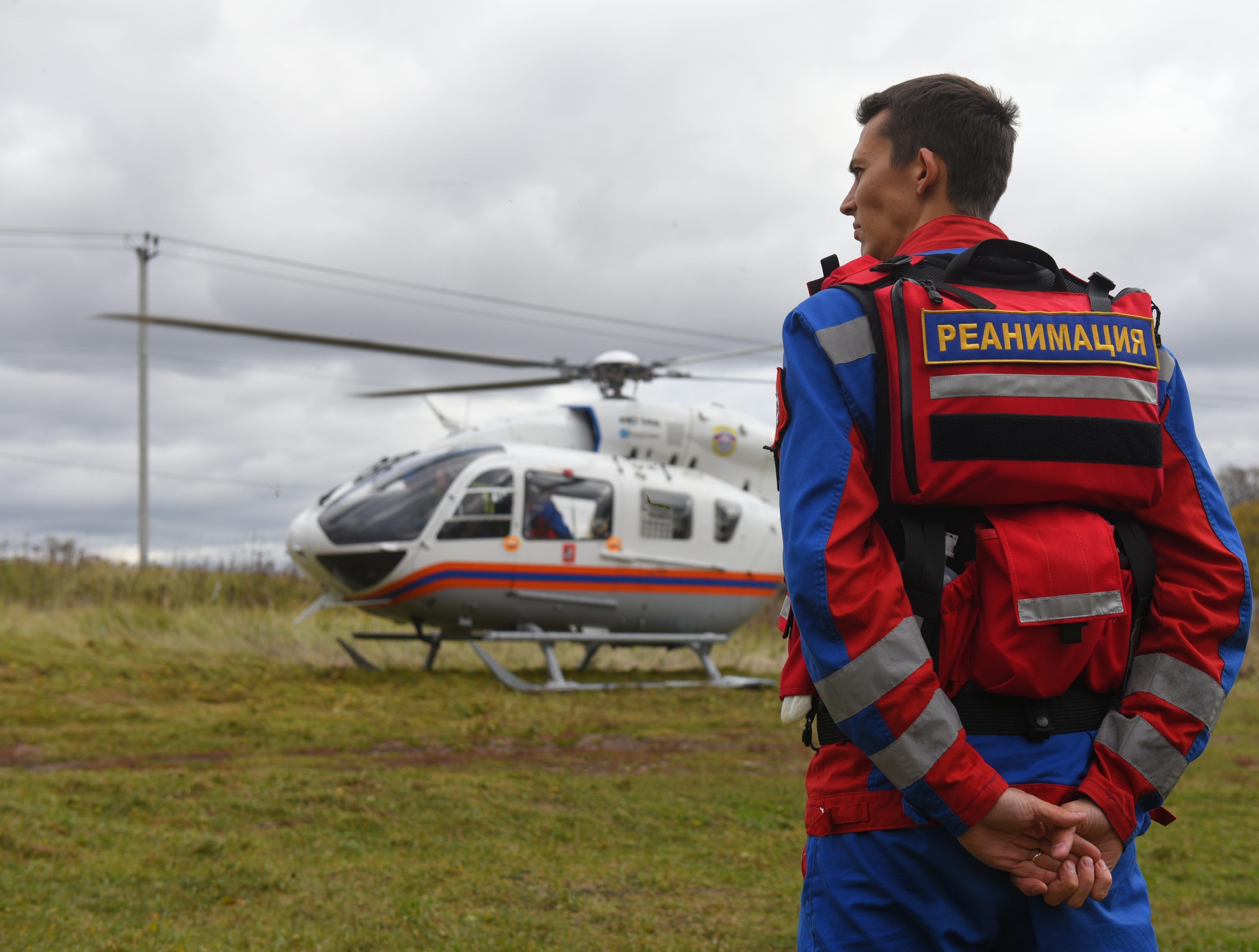 Экипаж дежурного санитарного вертолета экстренно вылетел в поселок Рогово