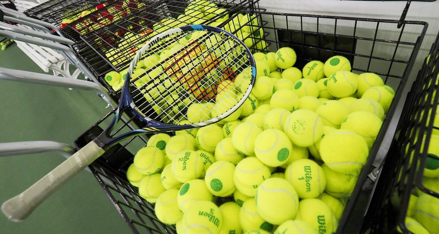 Звездные подачи и приемы владения мячом показали на тренировке по большому теннису в Сосенском