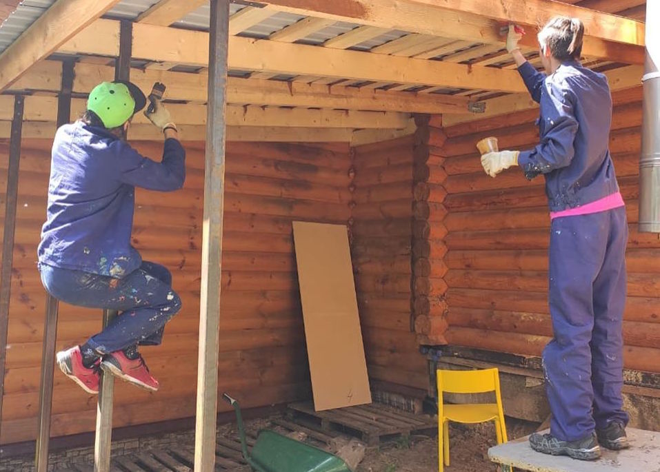 Деревянный навес для хранения мебели смонтировали воспитанники дома-интерната в Филимонковском