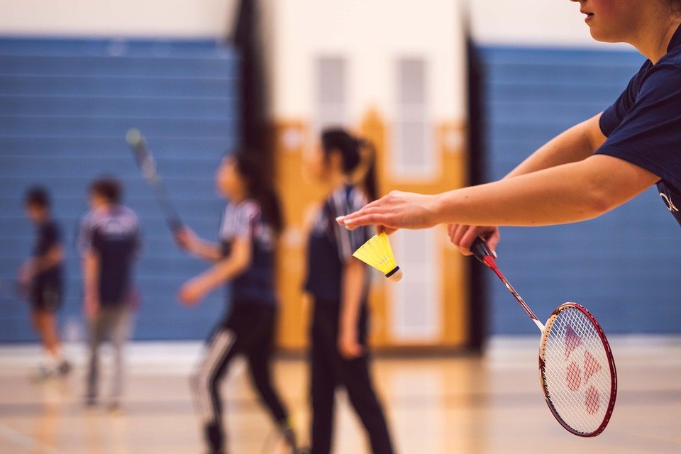 Жители снова смогут посещать занятия по теннису, бадминтону, самбо и футболу. Фото: pixabay