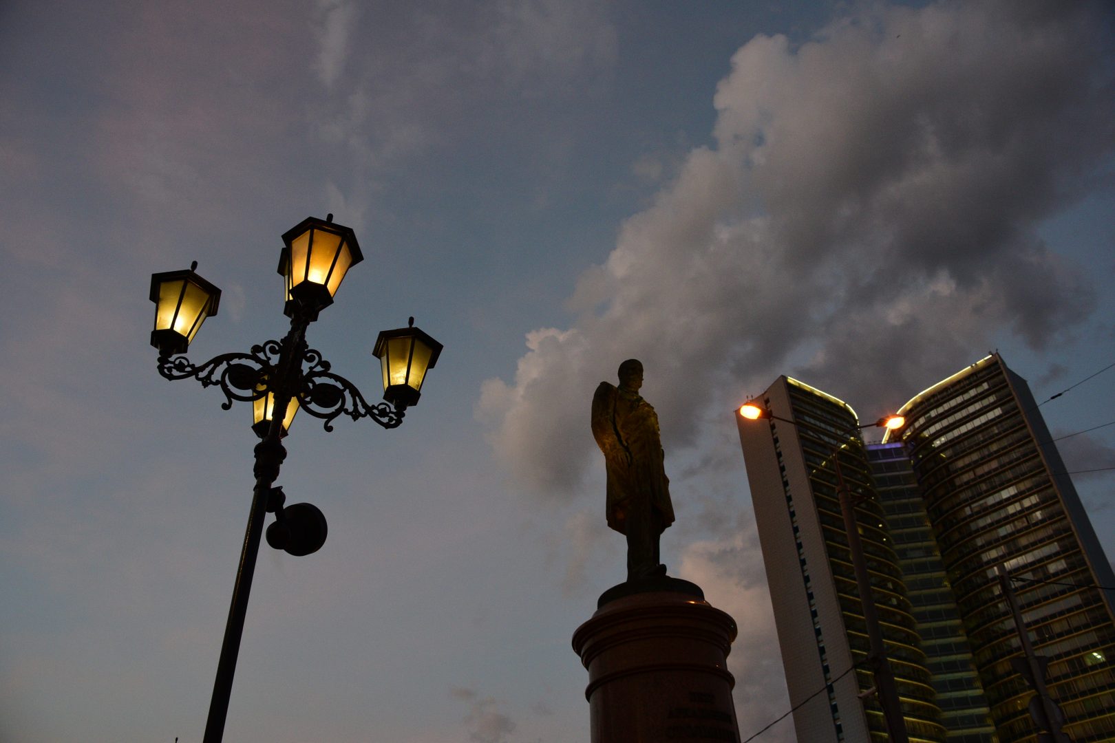 В этом году планируется заменить девять тысяч морально устаревших ламп. Фото: Пелагия Замятина