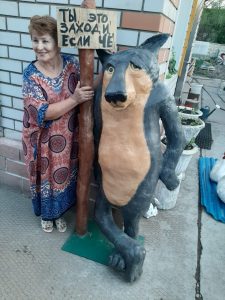 На участке Светланы Баранец поселился Волк из мультфильма «Жил был пес». Фото: представлены ДК «Десна» 