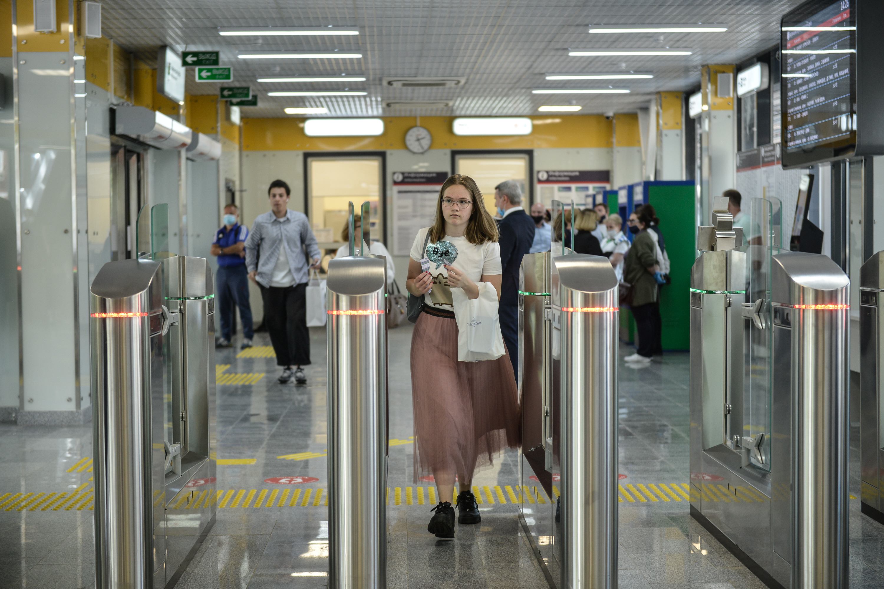 Около 75 процентов пассажиров МЦД с картой «Тройка» пользуются бесплатной пересадкой на метро. Фото: Наталья Феоктистова