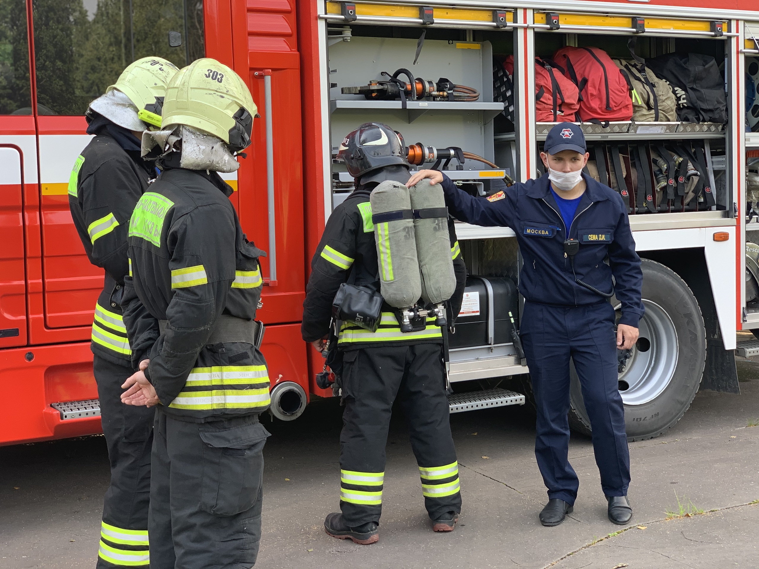 Московские пожарные и спасатели рассказали школьникам о правилах безопасности во время летнего отдыха 