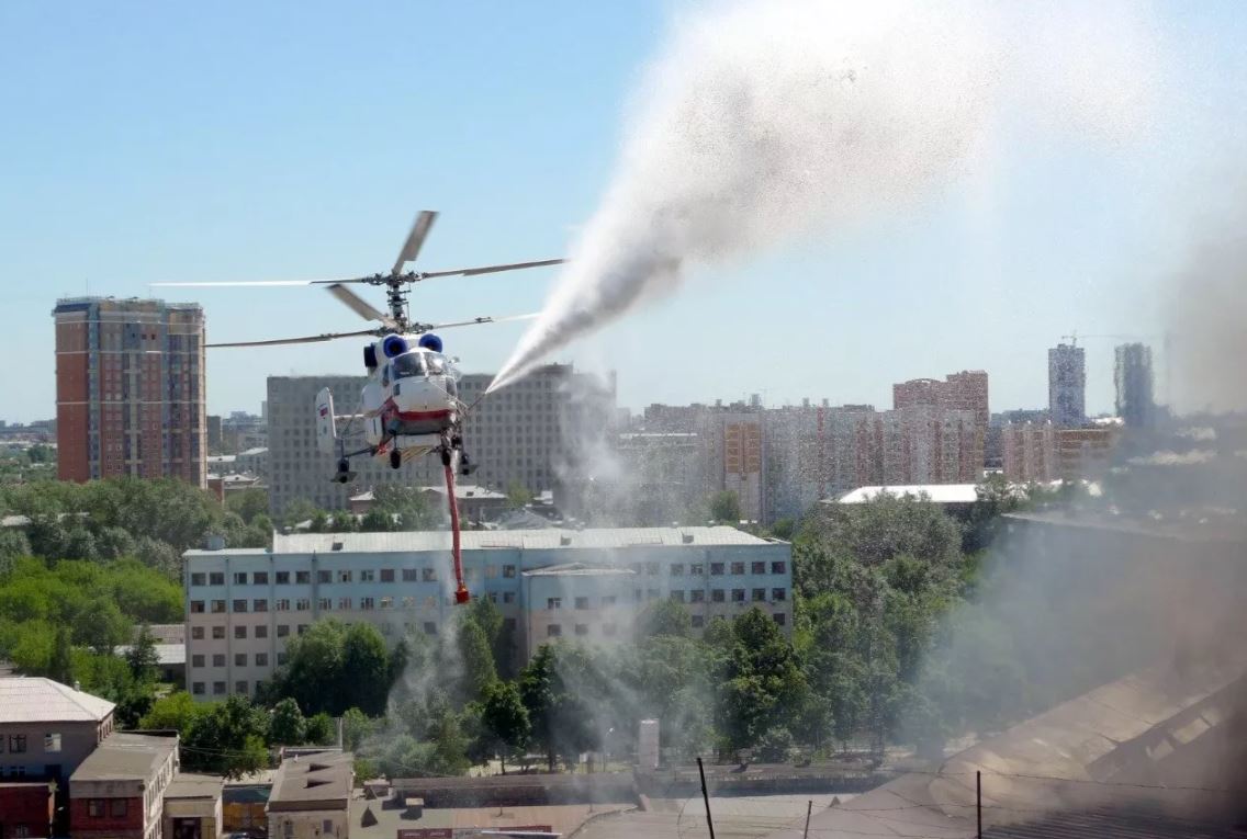 Четыре вертолета Московского авиацентра ежедневно обеспечивают пожарную безопасность столицы. Фото: пресс-служба Управления по ТиНАО Департамента ГОЧСиПБ 