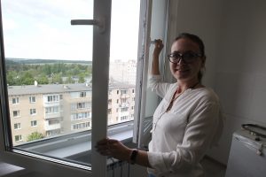 Москвичка Анна Зотова радуется виду из окна своей новой квартиры на седьмом этаже. Фото: Владимир Смоляков