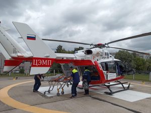 Экипаж забрал больного с вертолетной площадки в НАО. Фото: пресс-служба Департамента ГОЧСиПБ 