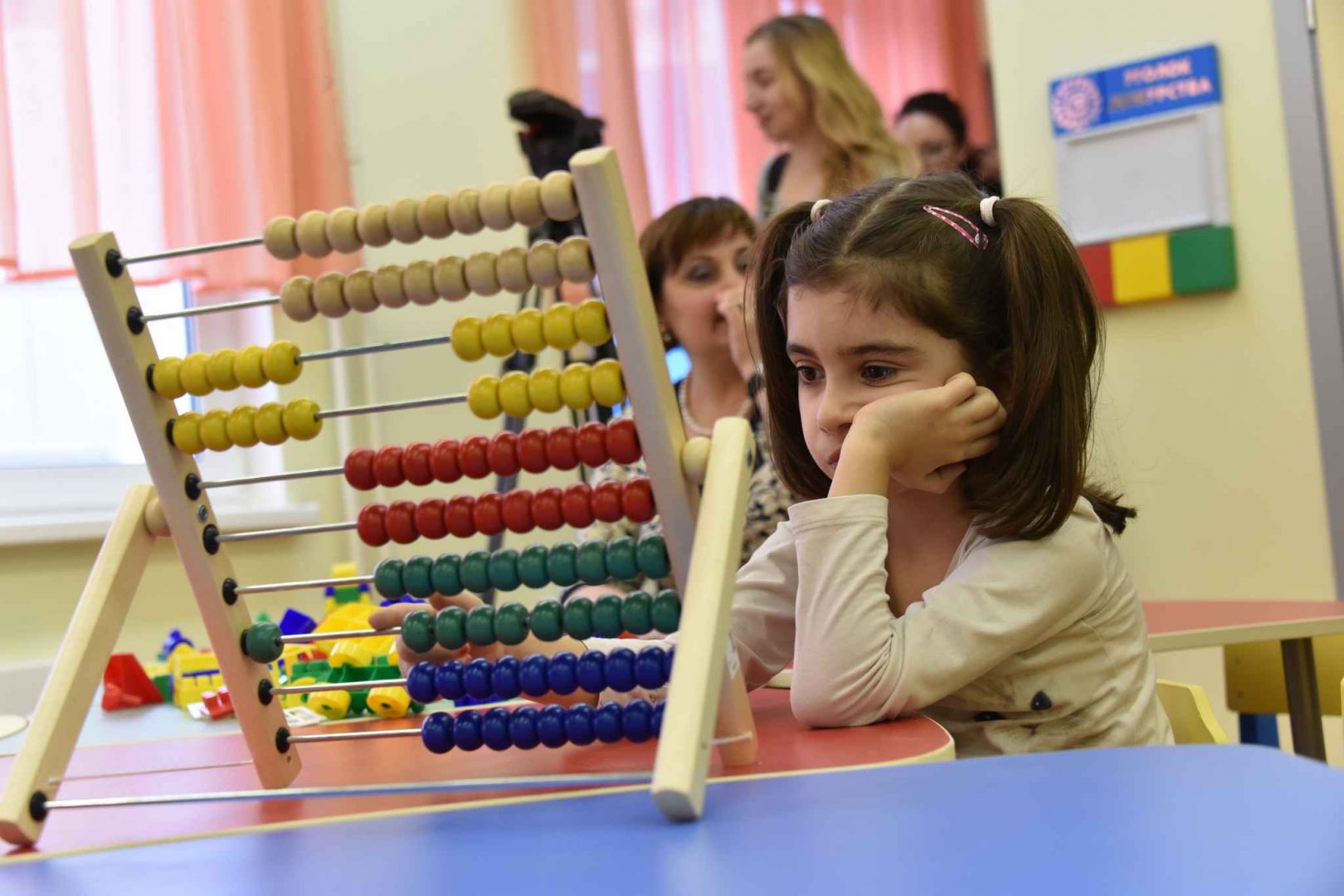 Детей будут обучать иностранным языкам, лепке и игре в шахматы. Фото: Владимир Новиков, «Вечерняя Москва»