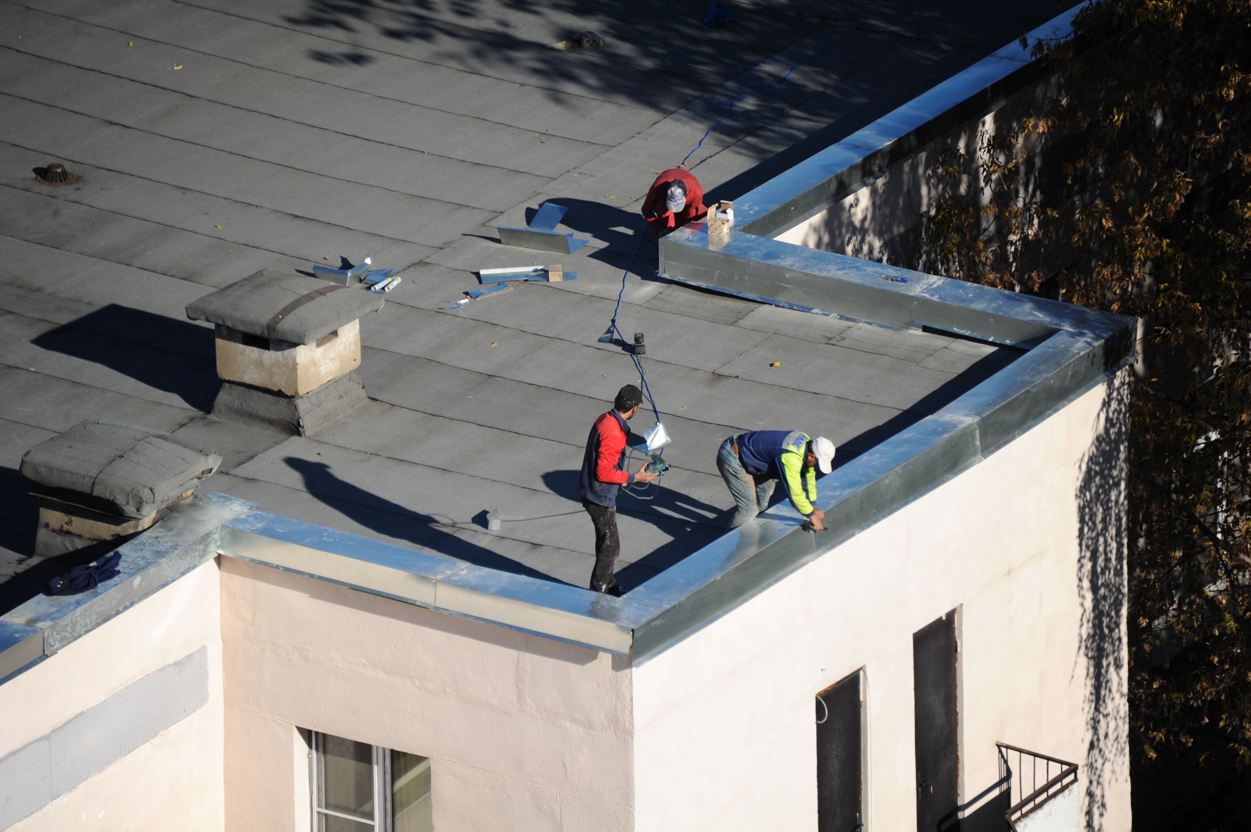 На сегодняшний день специалисты уже закрепили новую крышу на втором доме. Фото: Светлана Колоскова, «Вечерняя Москва»