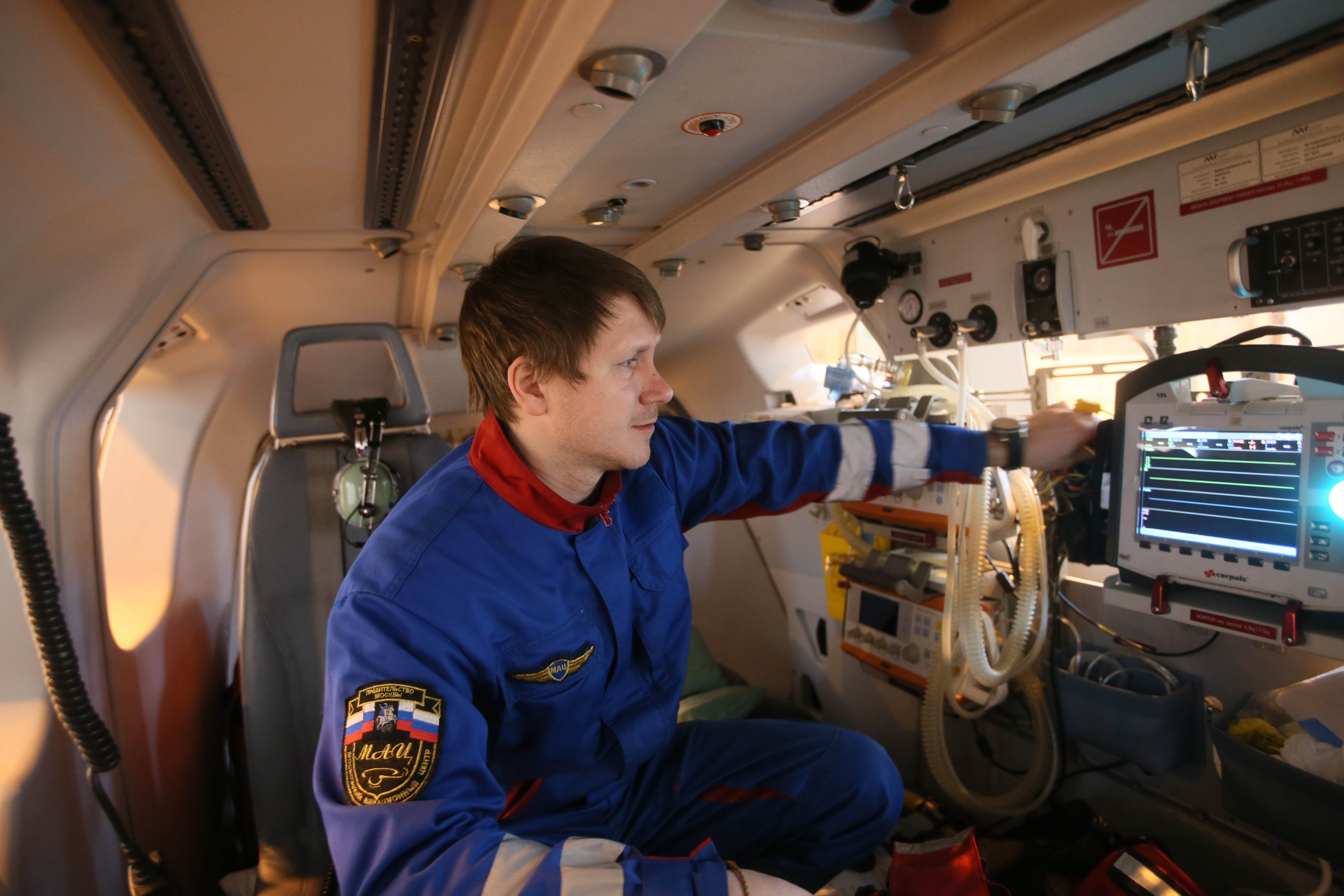 Экипаж вылетел за пациентом по срочному вызову. Фото: Владимир Смоляков, «Вечерняя Москва»
