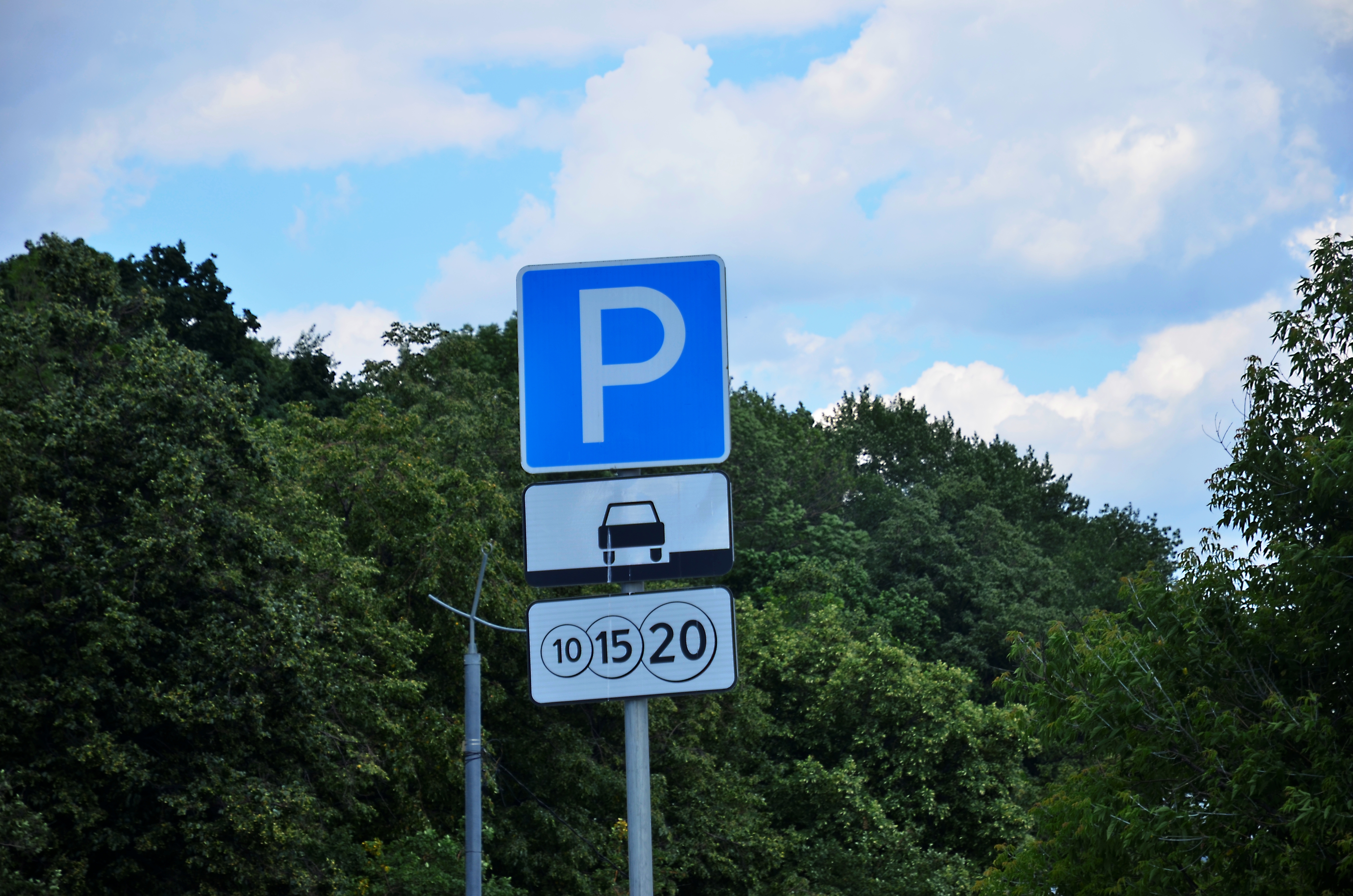 Площадь автомобильной парковки в Десеновском составила почти 1000 «квадратов»
