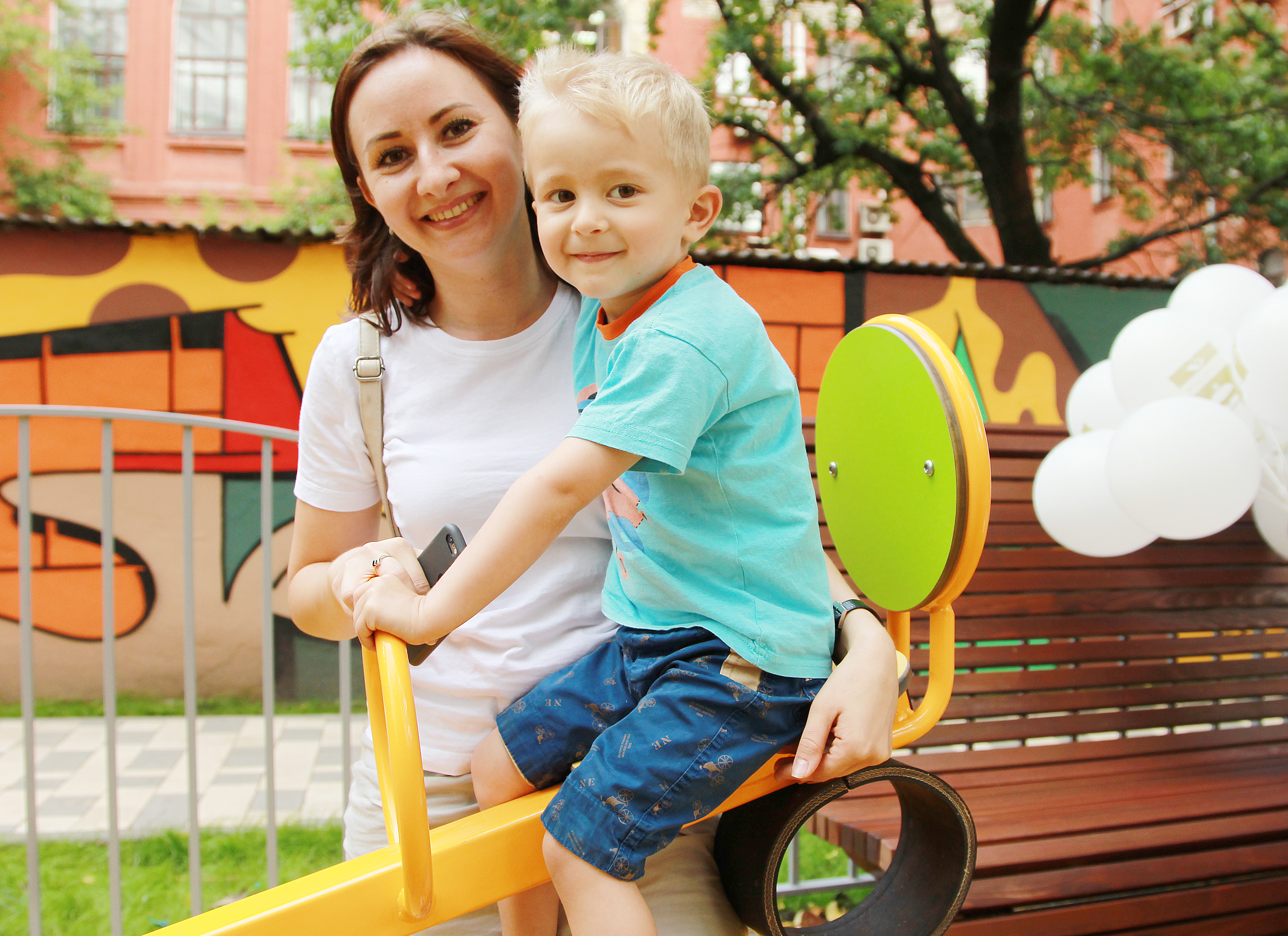 Игровой комплекс и современные качели оборудовали на детской площадке в Рязановском