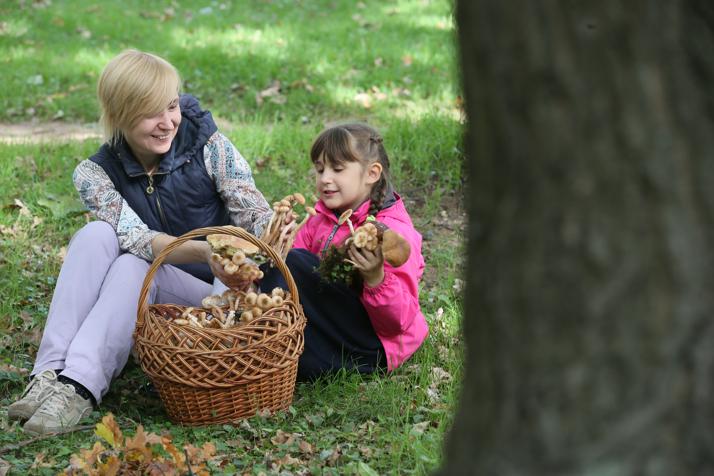 Громадная щедрость. Щедрость в семье. Щедрый ребенок. Осенью в лесу за грибами с семьёй. Фотография щедрости.