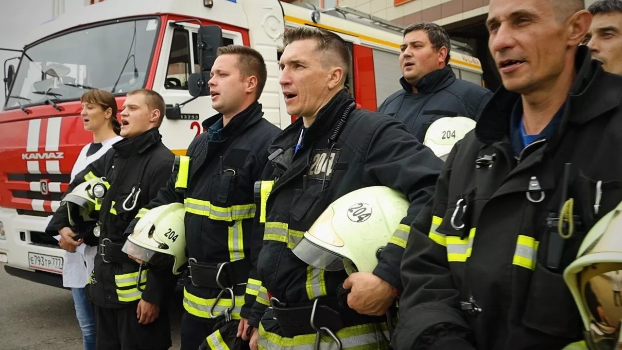 Ко Дню города московские пожарные и спасатели исполнили гимн столицы. Фото: пресс-служба Управления по ТиНАО Департамента ГОЧСиПБ