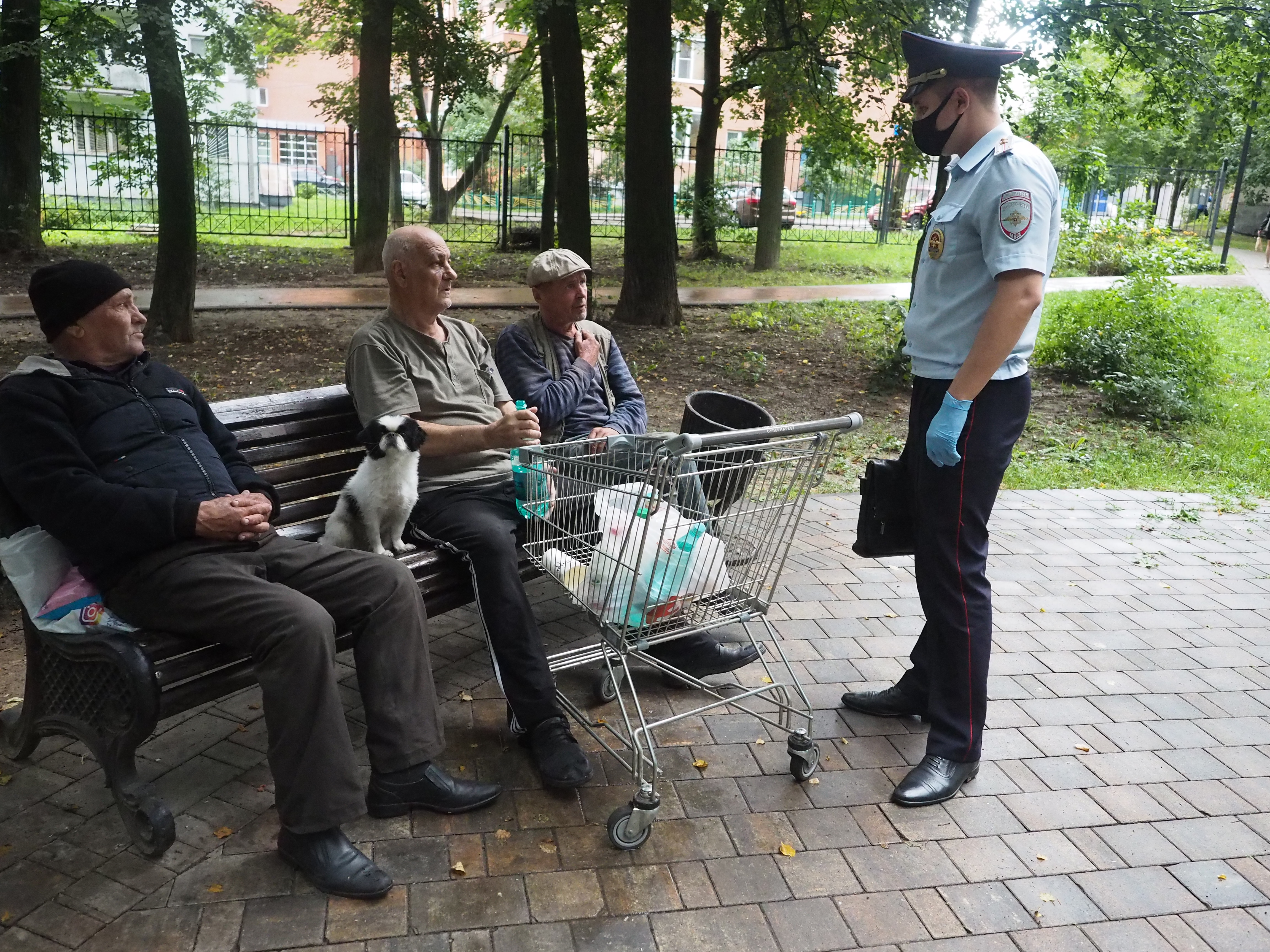 Участковый просто говорит с людьми. Фото: Сергей Шахиджанян