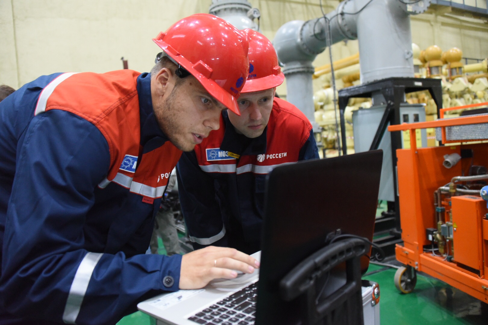 Специалисты приступили к монтажу оборудования на строящейся подстанции «Хованская» в Новой Москве