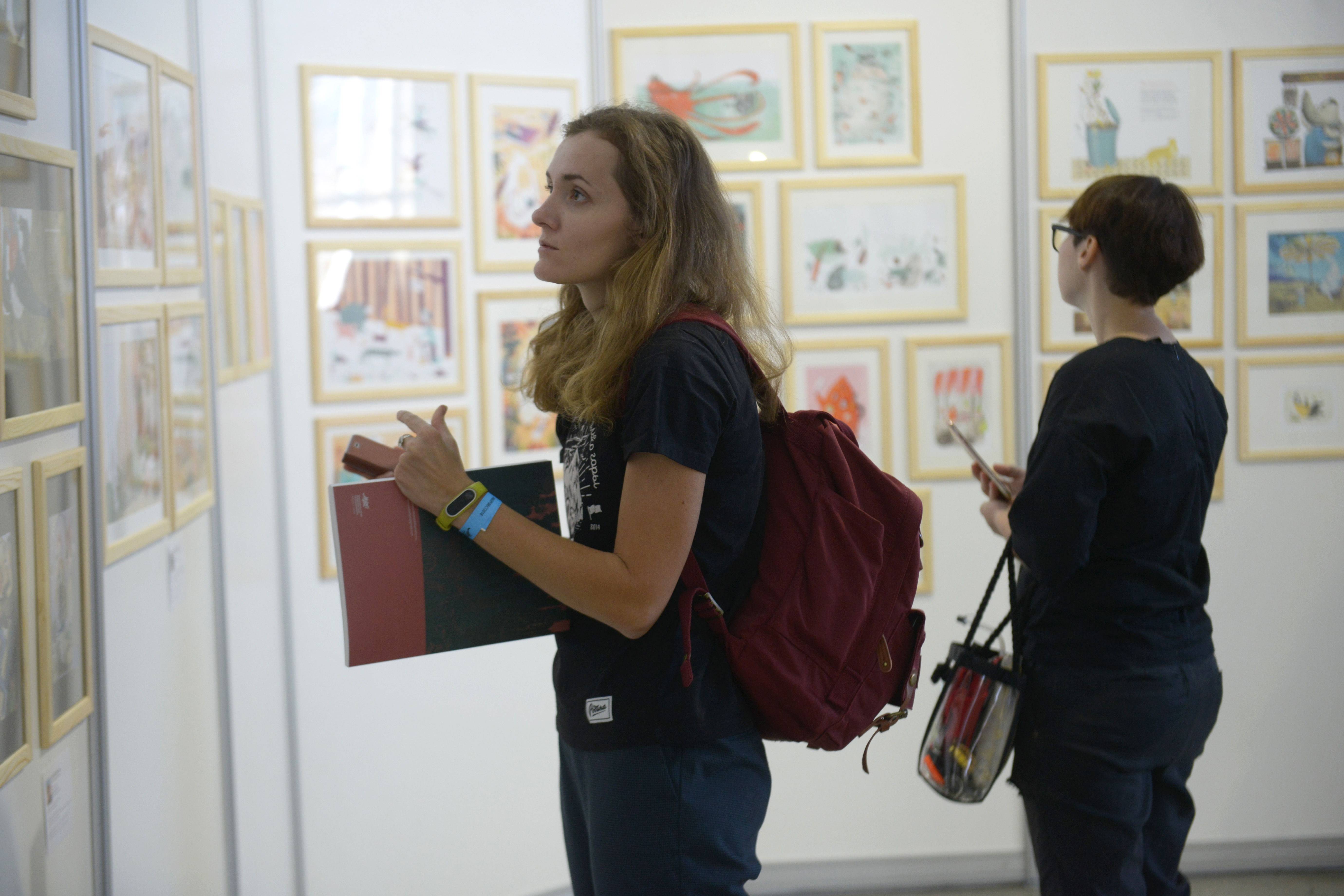 Выставку «Маленькие картинки больших художников» открыли в Троицком Доме ученых