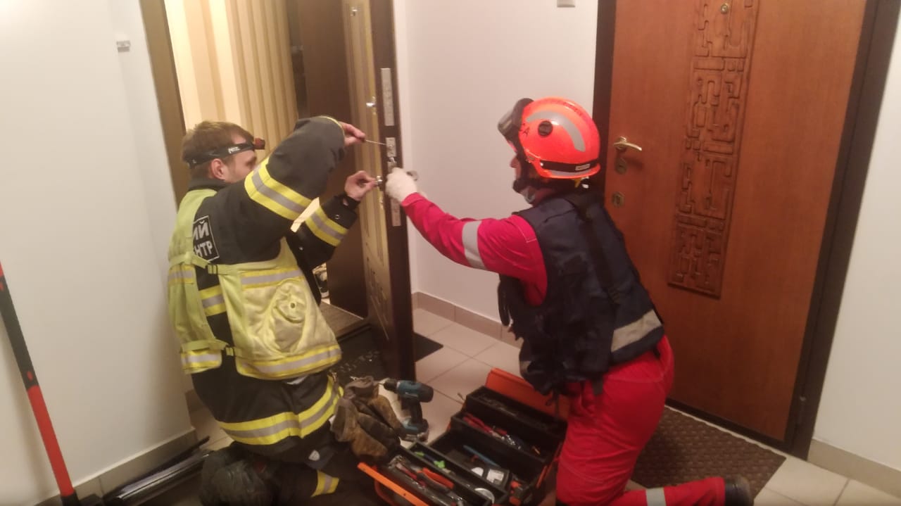 Спасатели Московского авиационного центра помогли запертому в квартире ребенку 
