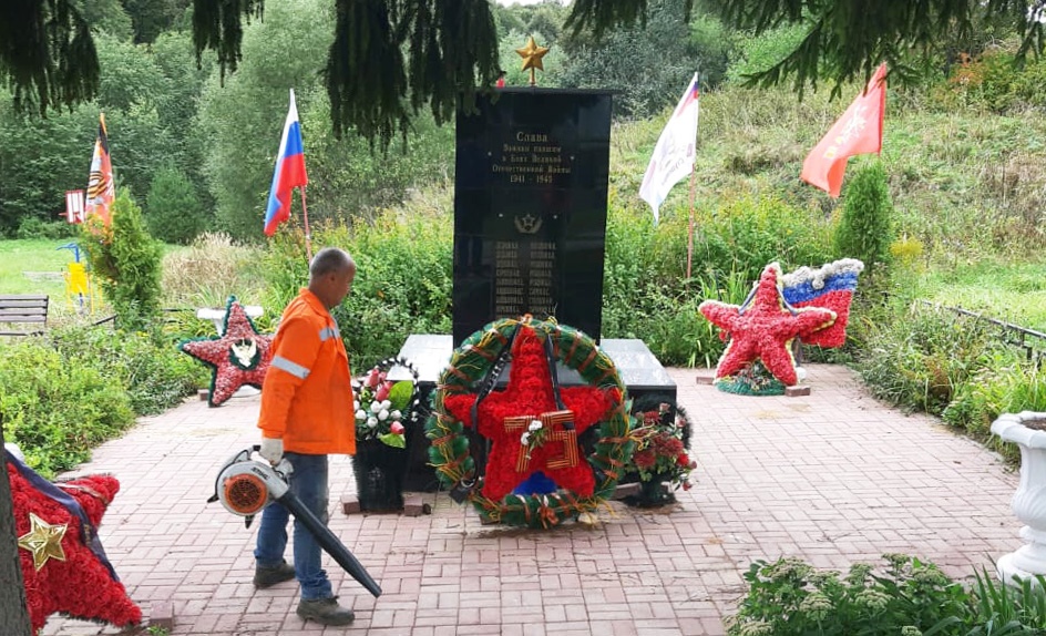 Памятники героям Великой Отечественной войны очистили в Рязановском