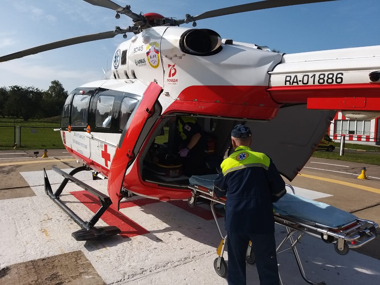 Экипаж дежурного санитарного вертолета Московского авиационного центра вылетел по вызову в ТиНАО
