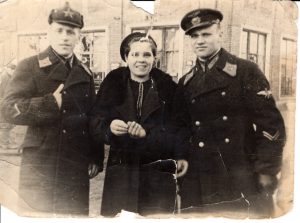 Александр Авдеев (справа) вместе с друзьями. Фото предоставила школа №338 имени героя Советского Союза А. Ф. Авдеева