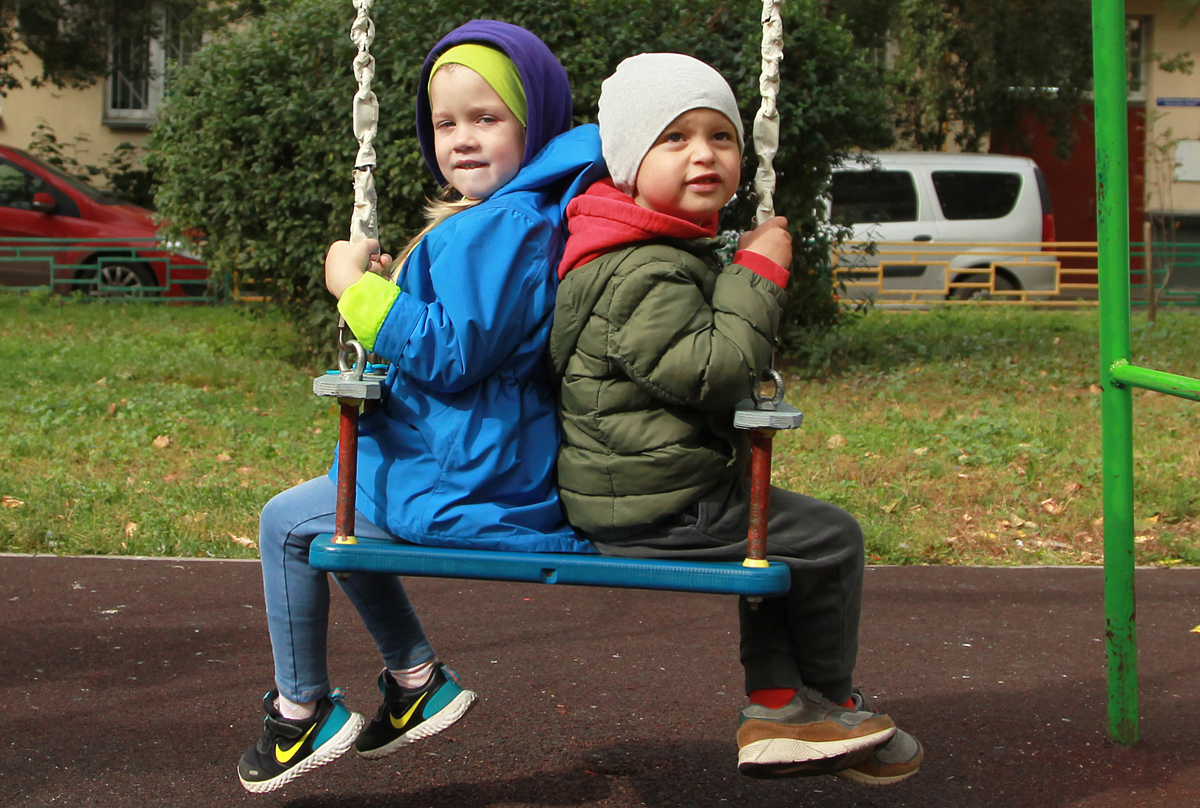 Крылатые качели: новое игровое оборудование установят на детской площадке в Троицке