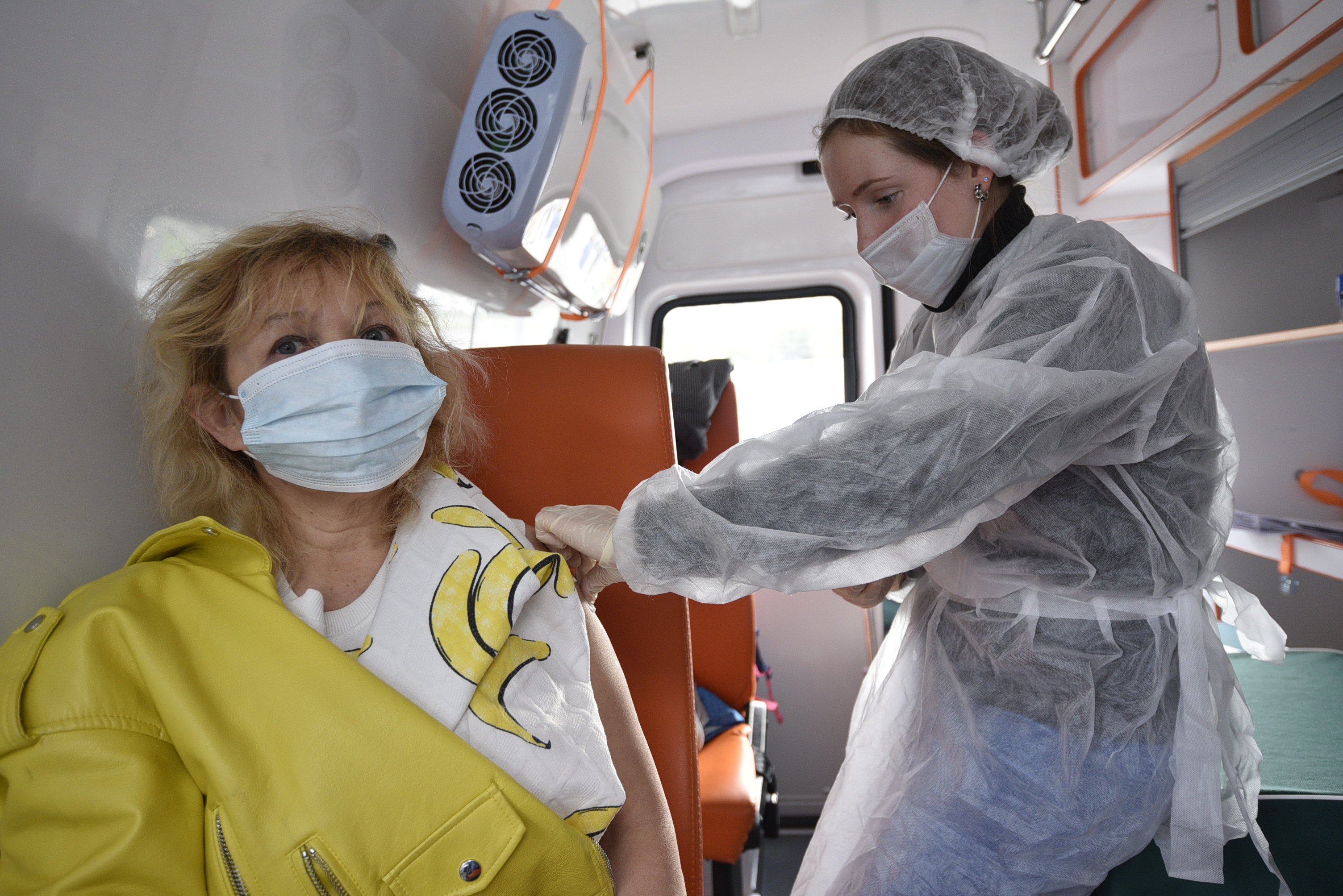 21 сентября 2020 года. Медсестра Любовь Данилова прививает от гриппа Альфию Камилову. Фото: Пелагия Замятина