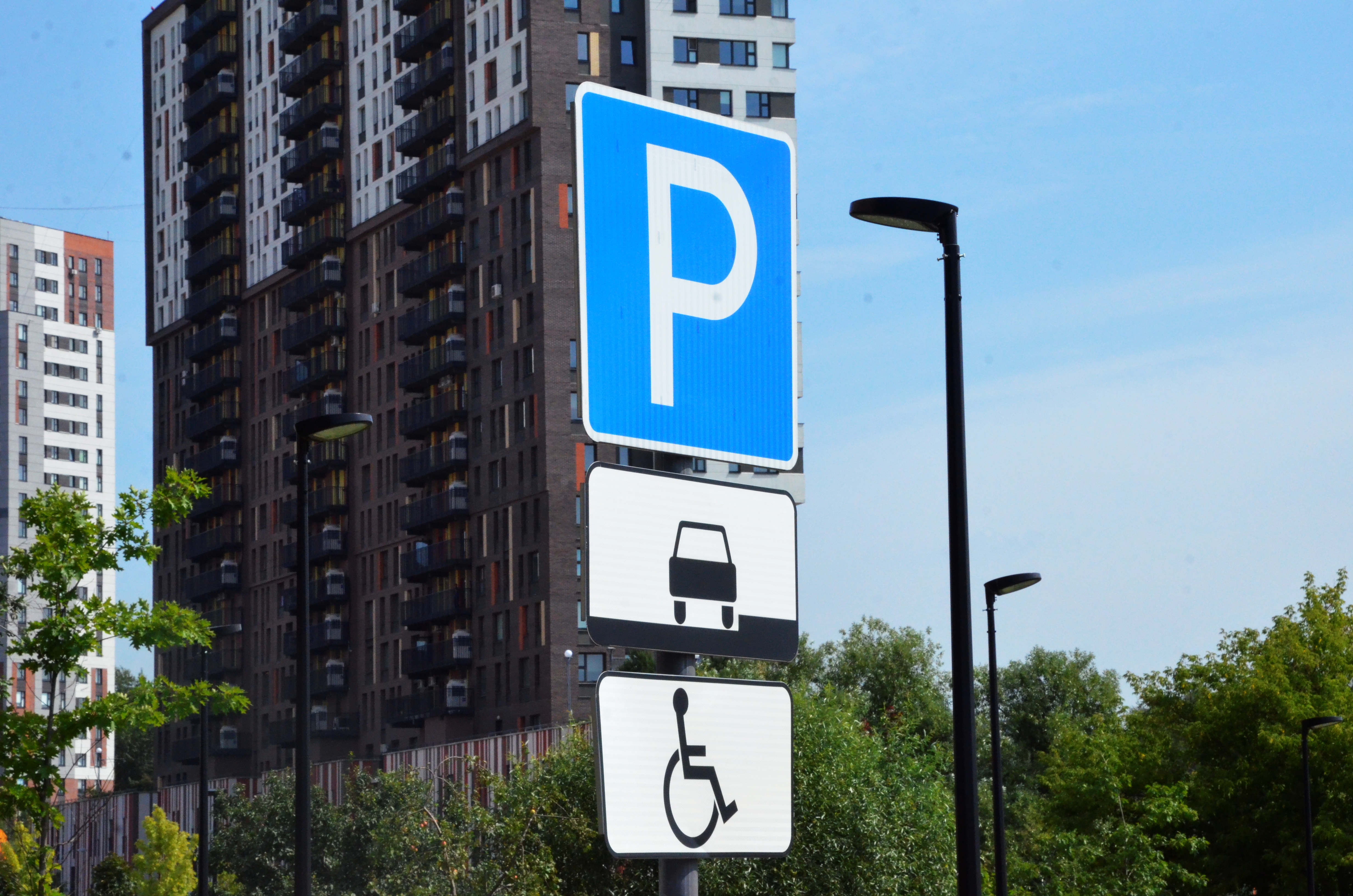 Доступная среда: новые парковочные места для людей с ограниченными возможностями здоровья появились в Марушкинском