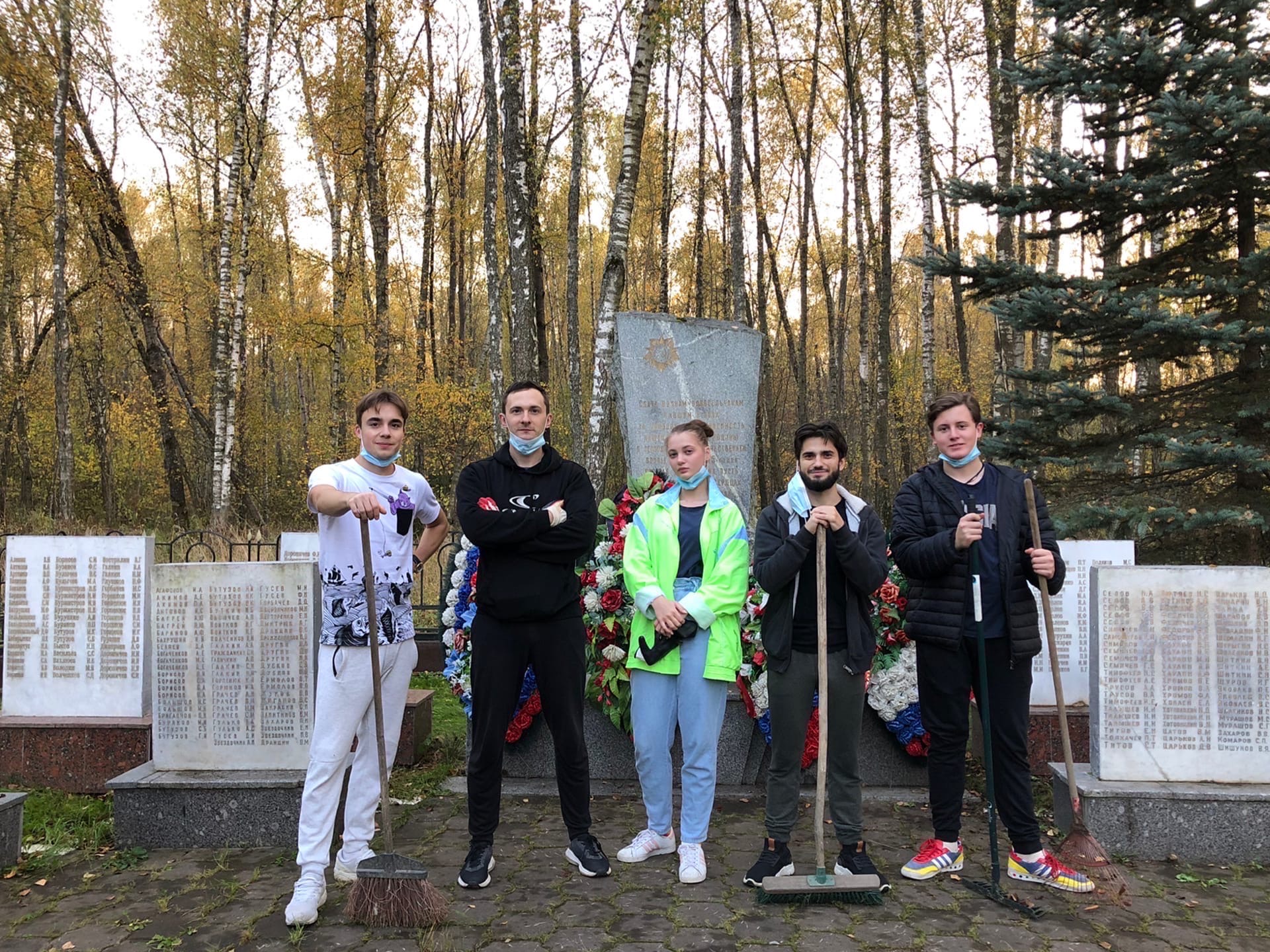 Активисты из Вороновского провели уборку на территории мемориалов