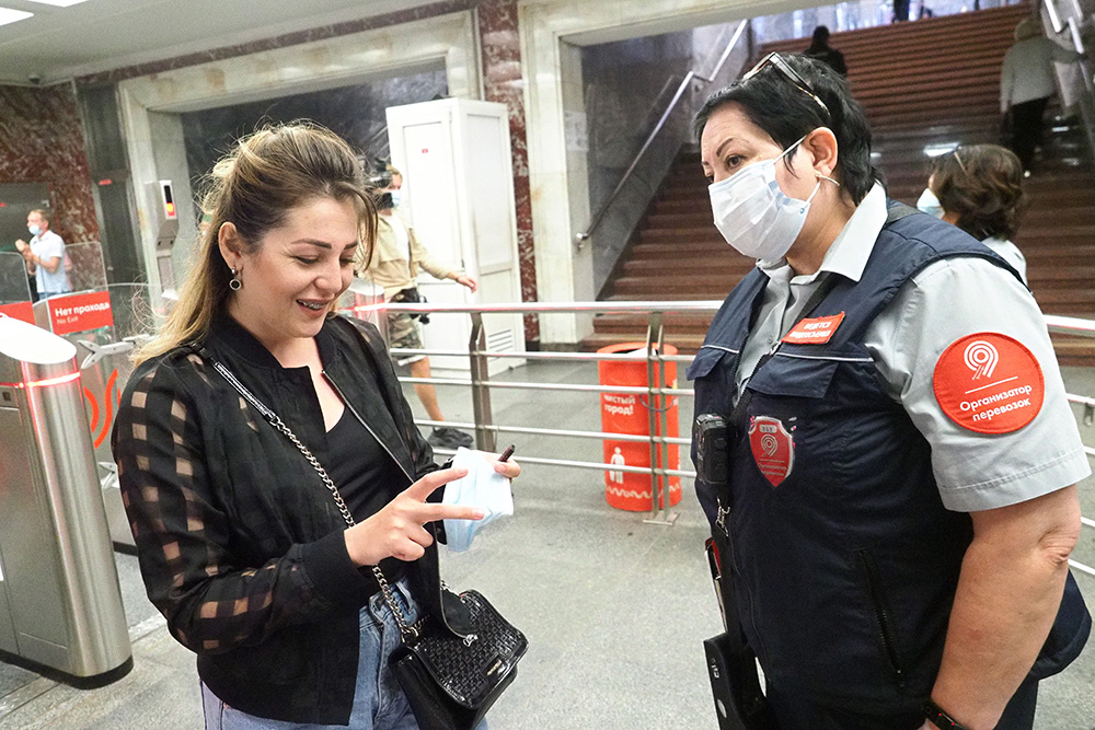 Почти 100 процентов пассажиров носят маски в метро