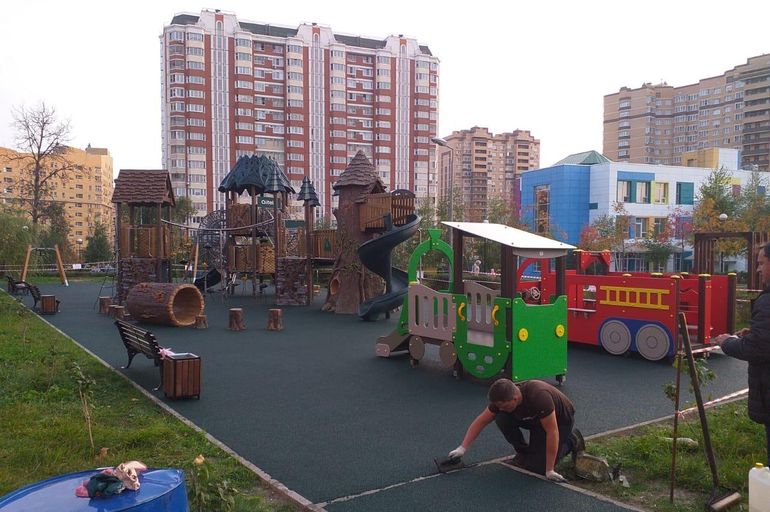 Все для детей: безопасное покрытие уложили на игровой площадке в Сосенском