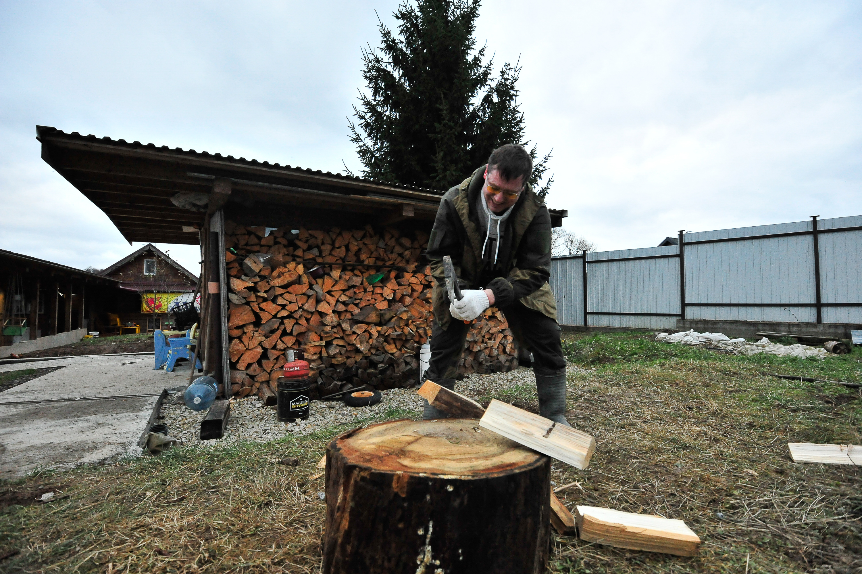 Московские дачники получили более двух тысяч грузов с дровами