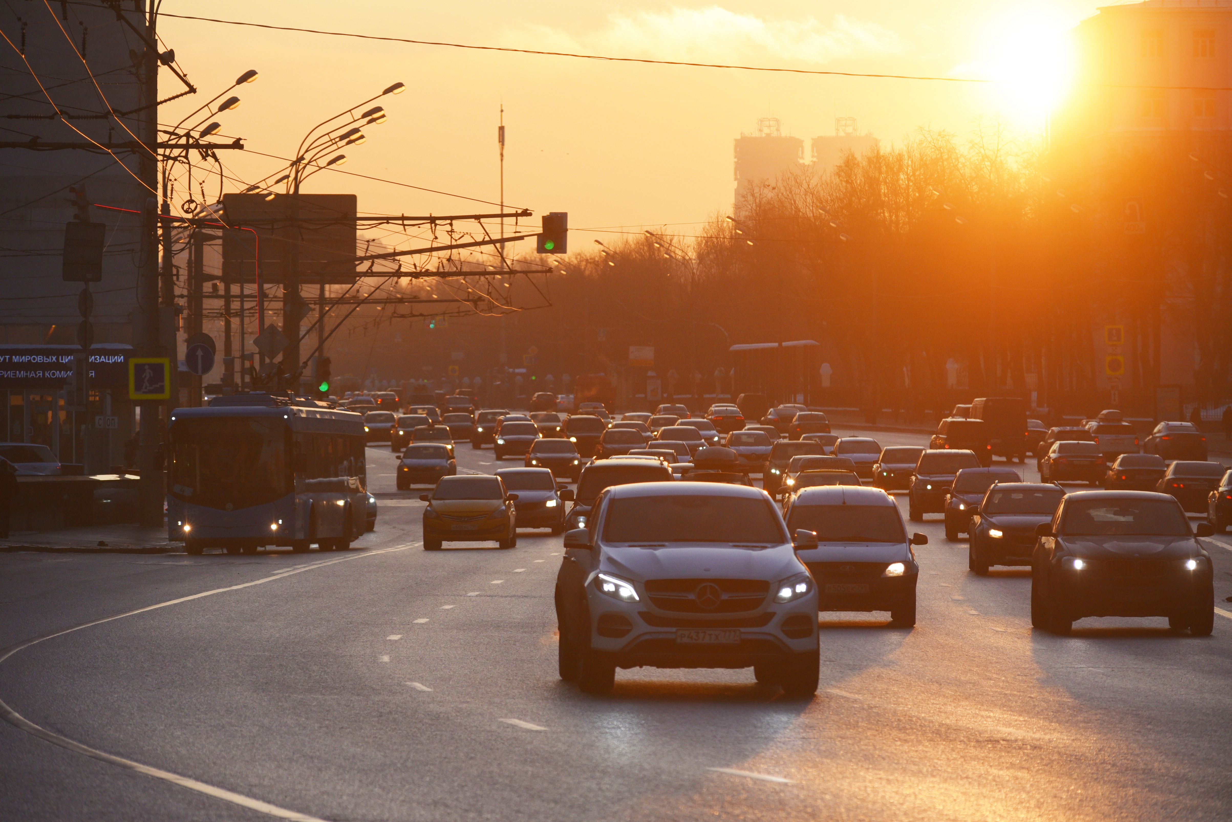 Пробки на дорогах могут достигнуть восьми баллов. Фото: Александр Кожохин