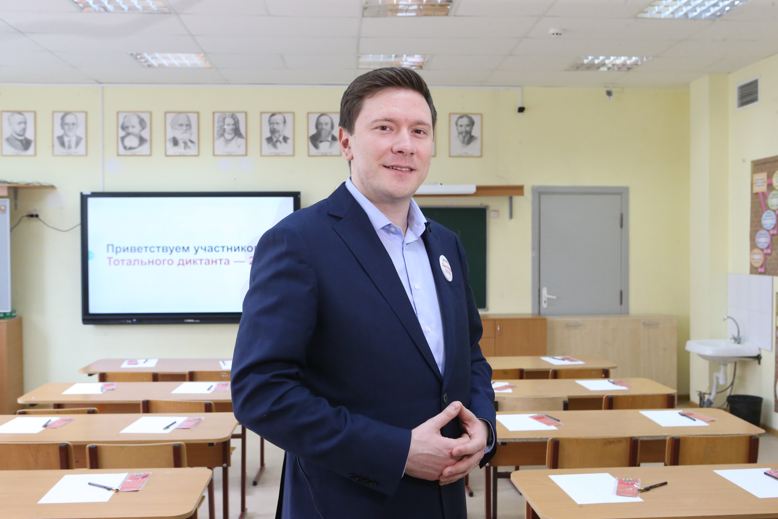 Депутат Мосгордумы Александр Козлов объясняет, как установить шлагбаум по закону. Фото: Виктор Хабаров