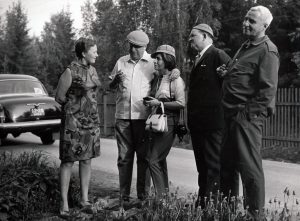1960-е, Пахра. Справа налево: Симонов, чилийские поэты Володя Тейтельбойм и Пабло Неруда, жена Неруды Матильда, Лариса Жадова. Фото: RUSSIAINPHOTO.RU