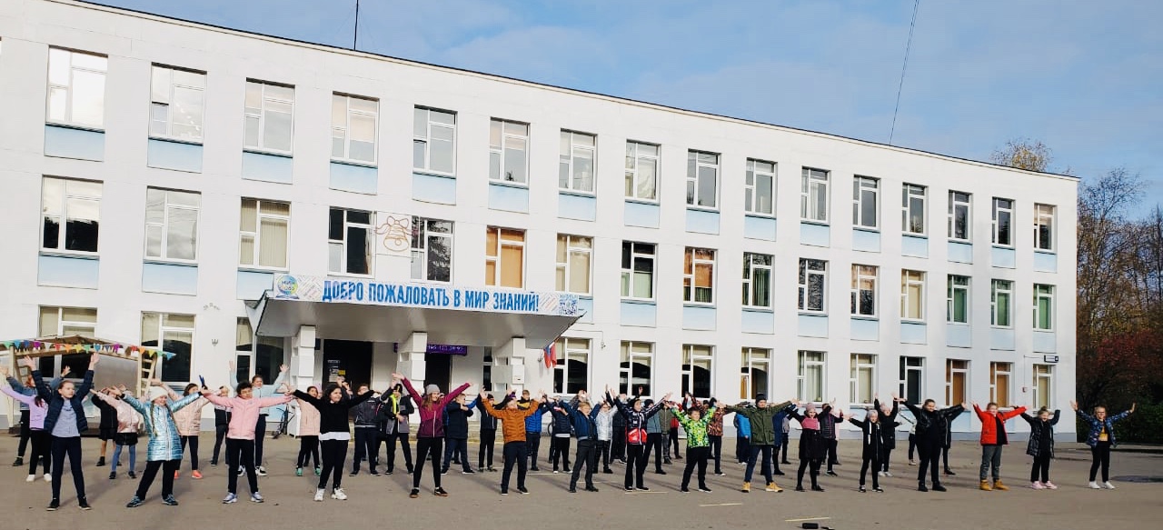 Уличные танцы: пятиклассники из Московского провели танцевальный флешмоб