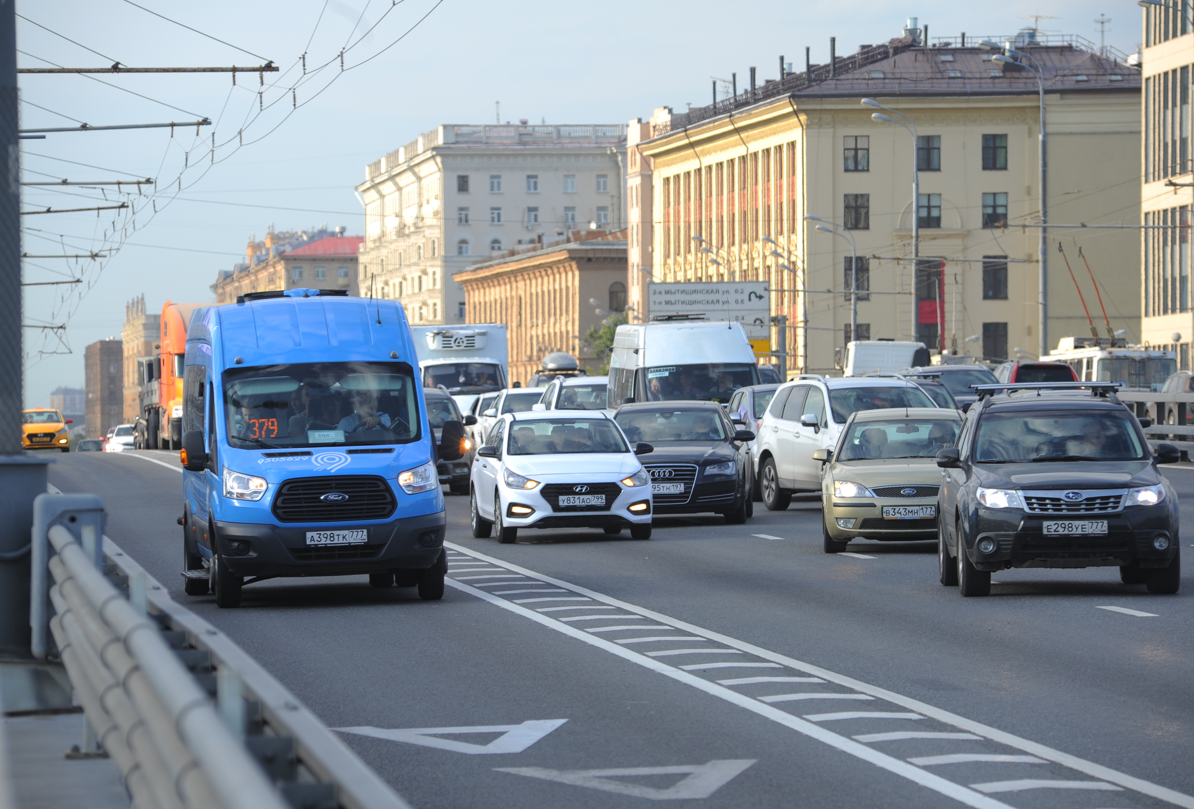 Автомобилистам окончательно запретили выезд на выделенные полосы