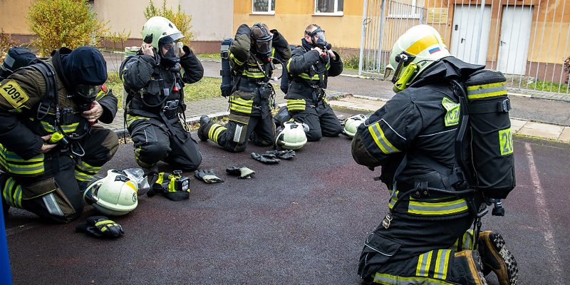 В Пожарно-спасательном центре проходят тренировки по спасению людей из задымленного помещения 