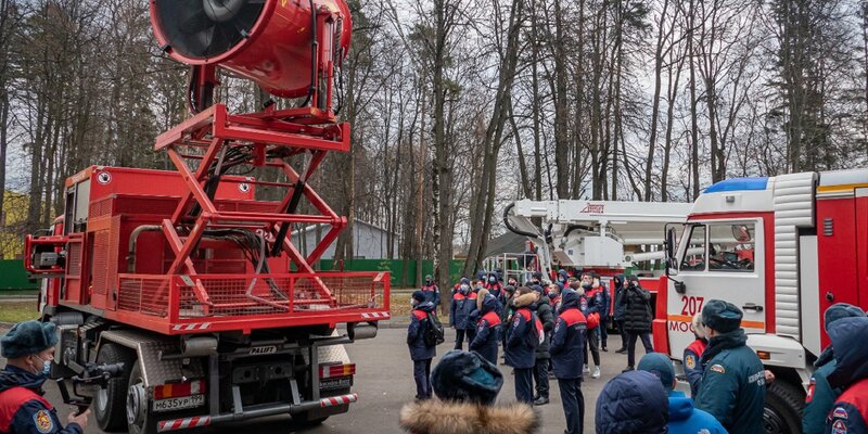 В Пожарно-спасательном центре Москвы прошли занятия по изучению техники для будущих огнеборцев