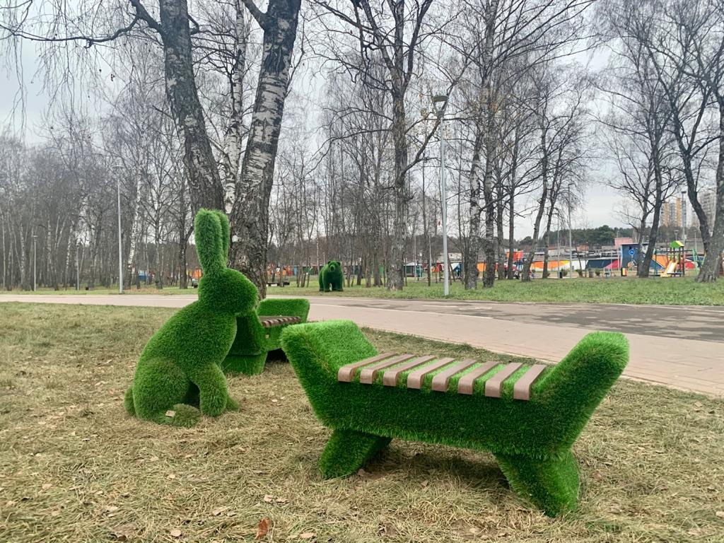 Искусственные кустарниковые скульптуры установили в Десеновском. Фото предоставили сотрудники администрации