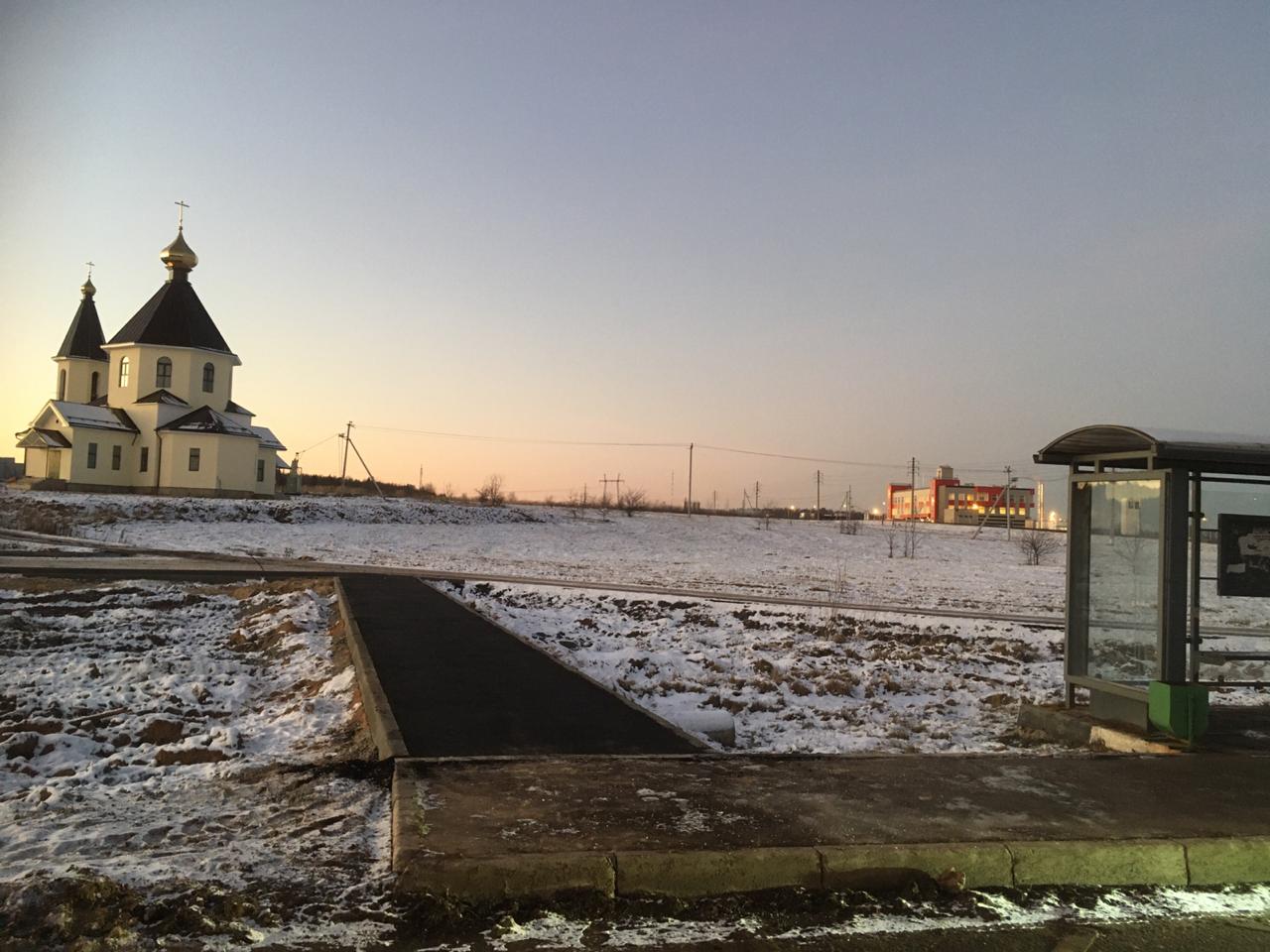 Парковочную территорию и тротуары оборудовали вблизи храма Преображения Господня в Роговском