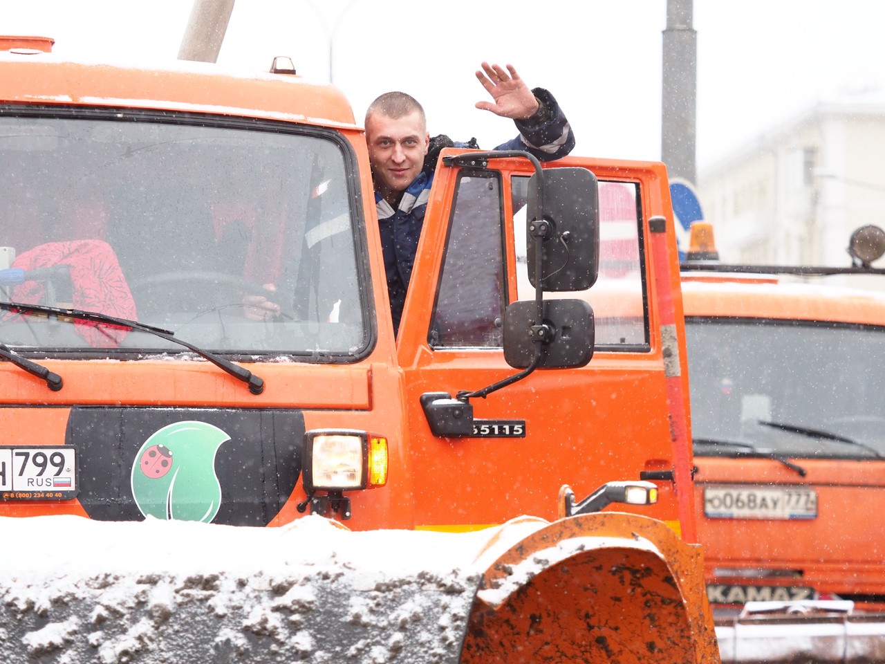 Городские службы ликвидируют последствия снегопада в Москве