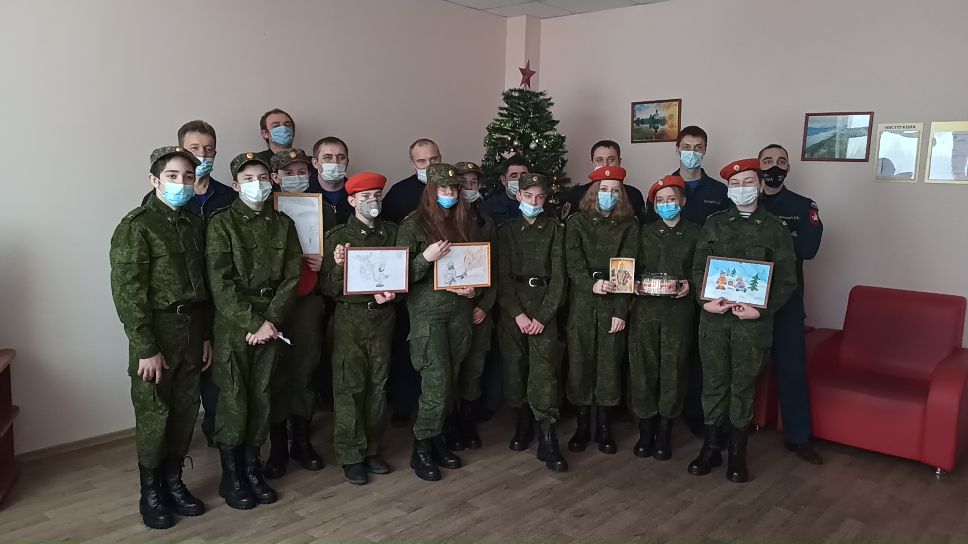 Кадеты из ТиНАО поздравили огнеборцев с Днем спасателя РФ