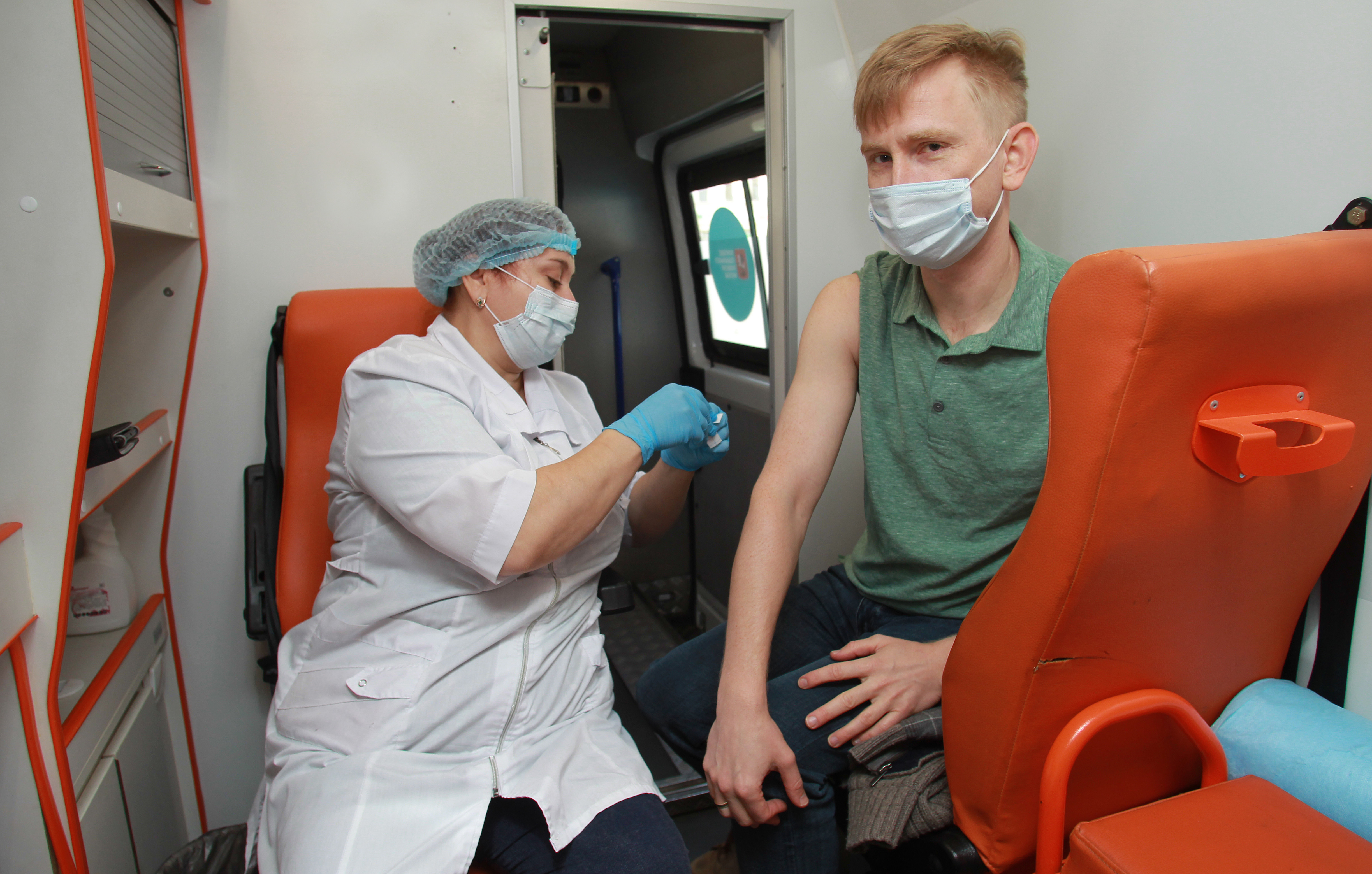 За первые пять часов на прививку от COVID-19 записалось 5000 москвичей